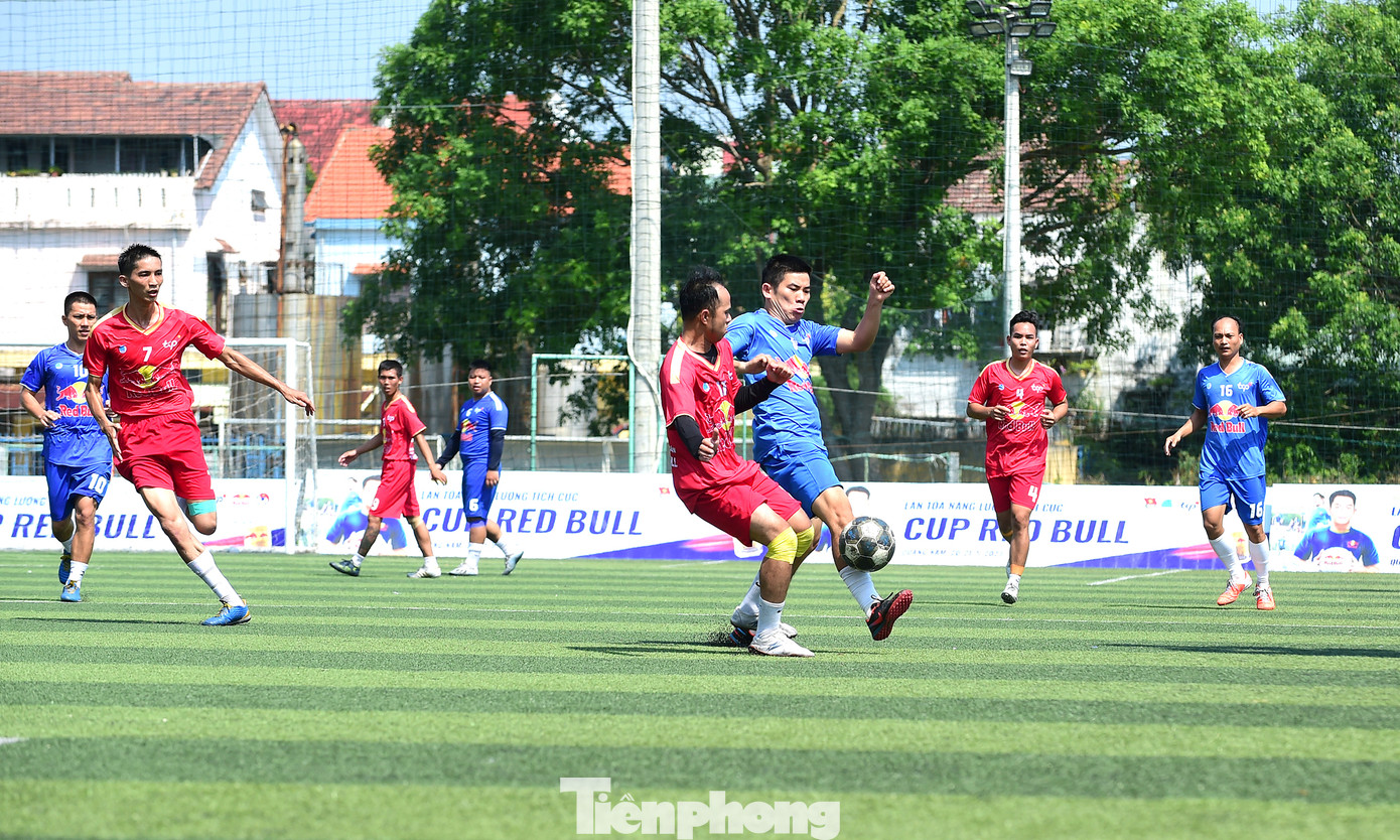 Vượt qua thời tiết nắng nóng, các cầu thủ của hai đội đã trình diễn lối chơi đẹp mắt và những pha bóng kịch tính.