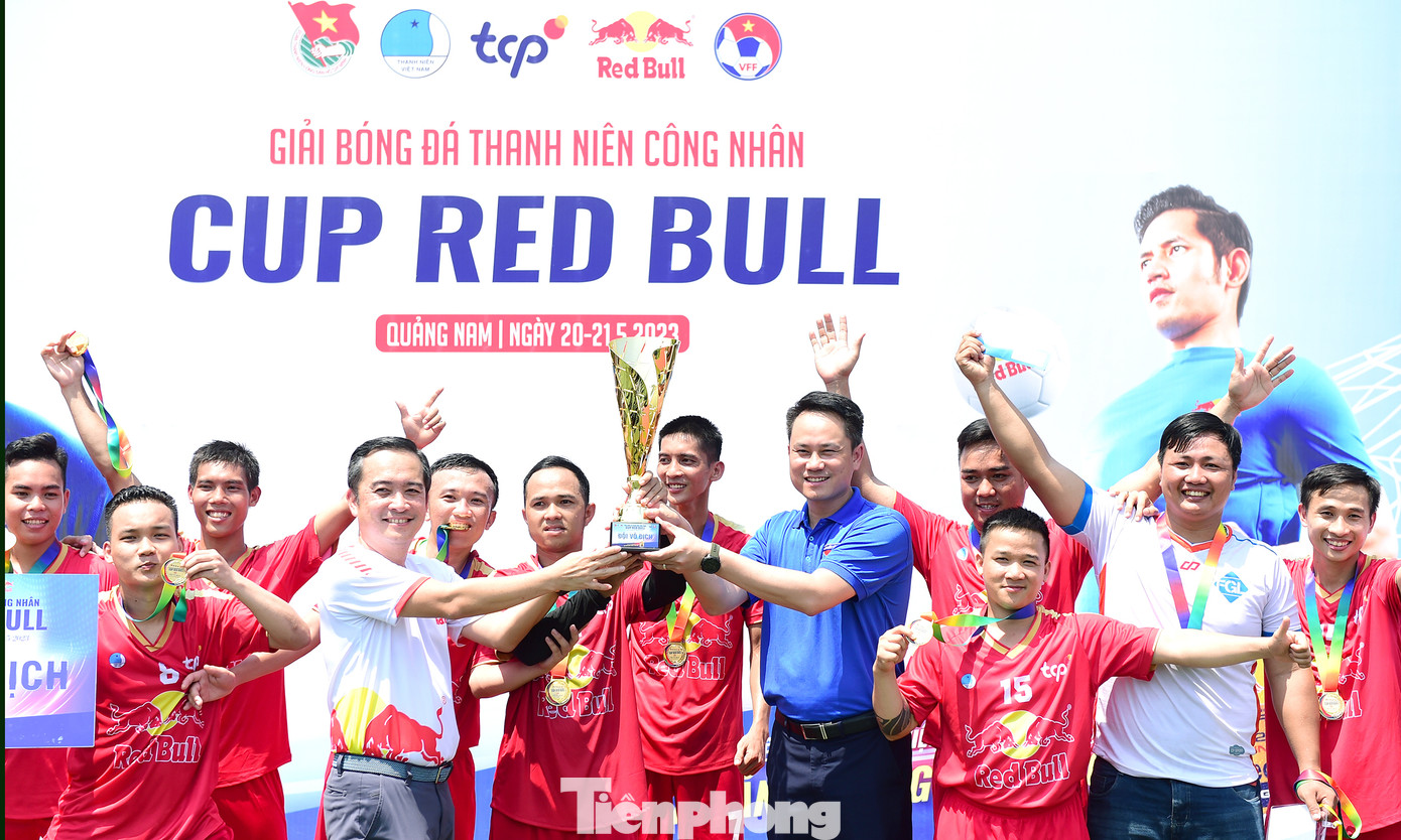 Anh Nguyễn Kim Quy, Ủy viên Ban Thường vụ T.Ư Đoàn, Phó Chủ tịch thường trực T.Ư Hội LHTN Việt Nam và ông Nguyễn Thanh Huân, Tổng Giám đốc Công ty TNHH TCP Việt Nam trao cúp cho đội Fashion Garments FC.