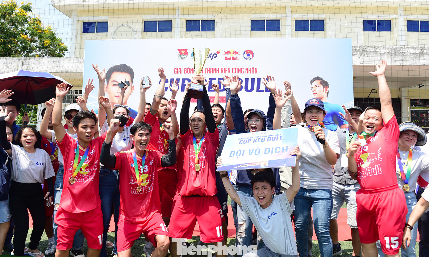 Anh Nguyễn Kim Quy, Ủy viên Ban Thường vụ T.Ư Đoàn, Phó Chủ tịch thường trực T.Ư Hội LHTN Việt Nam và ông Nguyễn Thanh Huân, Tổng Giám đốc Công ty TNHH TCP Việt Nam trao cúp cho đội Fashion Garments FC.