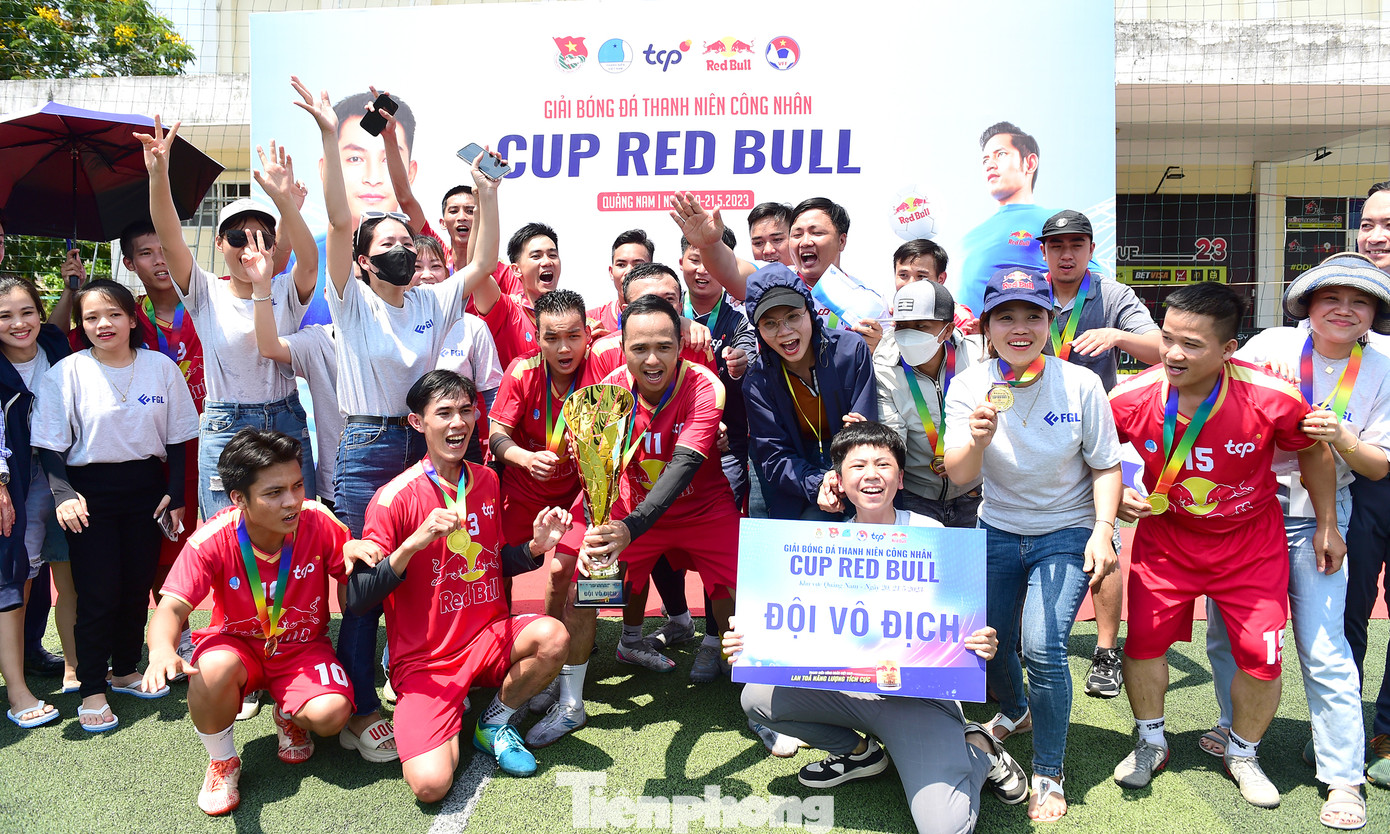 Anh Nguyễn Kim Quy, Ủy viên Ban Thường vụ T.Ư Đoàn, Phó Chủ tịch thường trực T.Ư Hội LHTN Việt Nam và ông Nguyễn Thanh Huân, Tổng Giám đốc Công ty TNHH TCP Việt Nam trao cúp cho đội Fashion Garments FC.