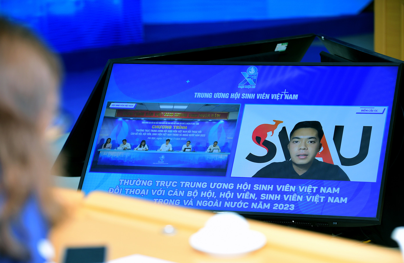 Trao đổi ý kiến, góp ý trong chương trình có đại diện sinh viên ở nhiều điểm cầu trong và ngoài nước. Ảnh: Xuân Tùng