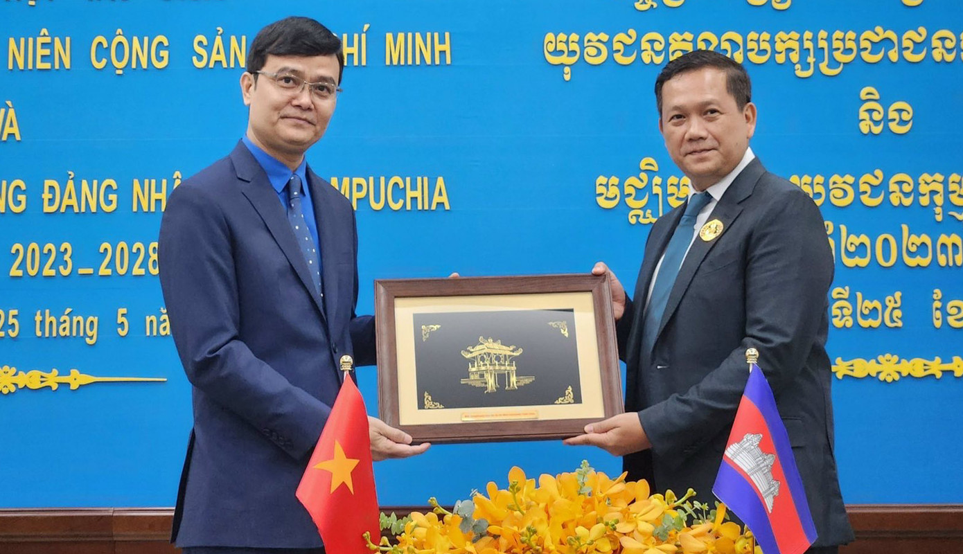 Anh Bùi Quang Huy tặng quà lưu niệm cho Đại tướng Hun Manet. Ảnh: T.N Anh Bùi Quang Huy tặng quà lưu niệm cho Đại tướng Hun Manet. Ảnh: T.N