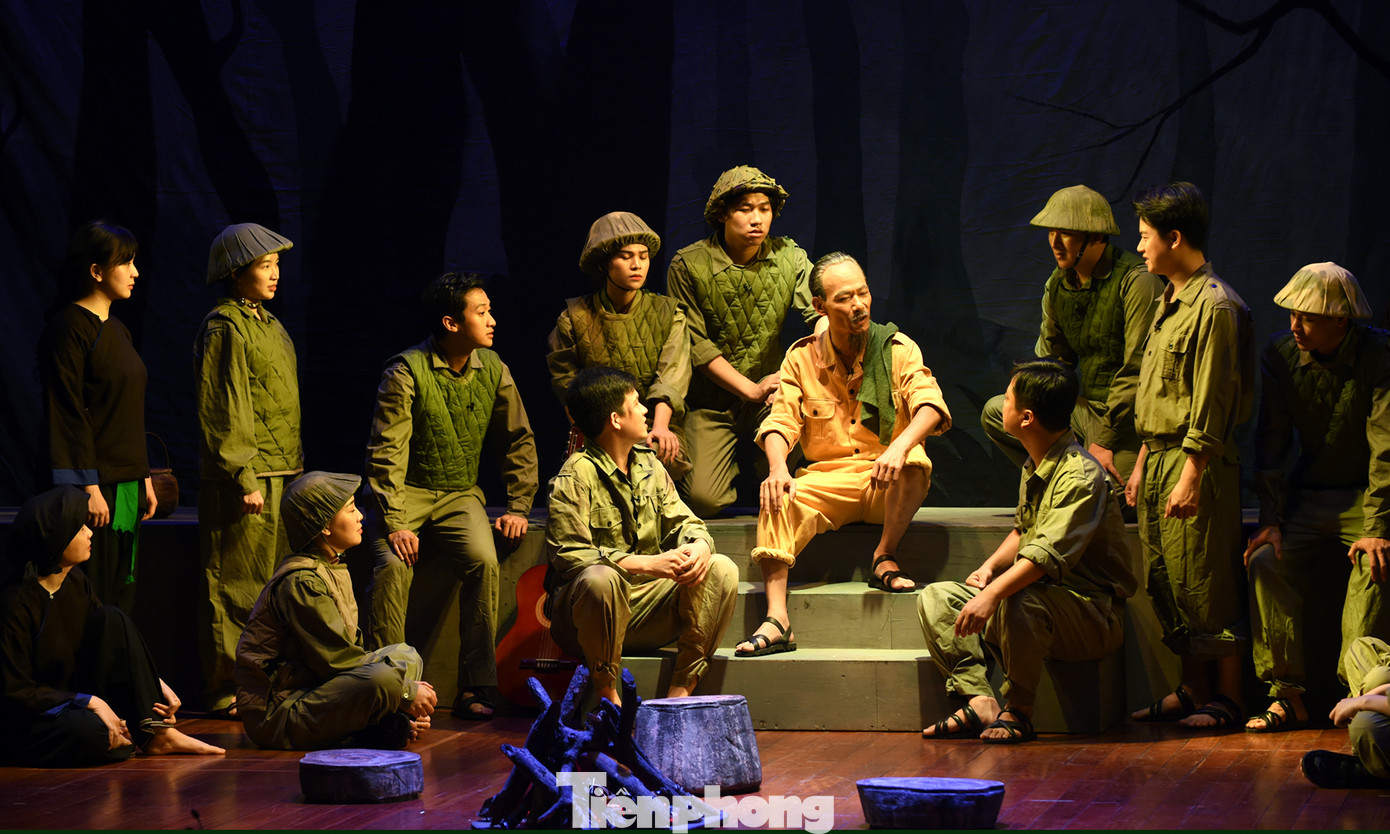 Cảnh trong vở kịch "Đoàn kết là sức mạnh". Ảnh: Xuân Tùng Cảnh trong vở kịch "Đoàn kết là sức mạnh". Ảnh: Xuân Tùng