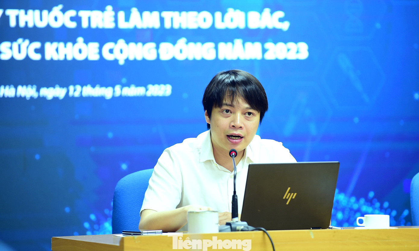 Anh Nguyễn Hữu Tú trao đổi tại buổi họp báo. Ảnh: Xuân Tùng