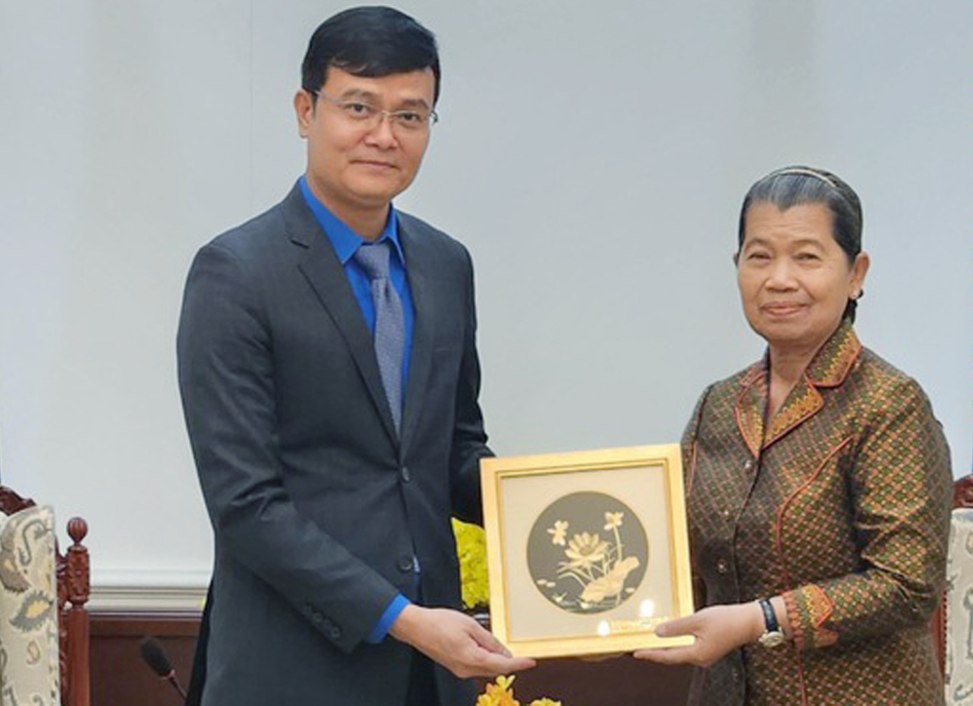 Anh Bùi Quang Huy tặng quà lưu niệm cho bà Samdech Men Sam An. Ảnh: Minh Thức Anh Bùi Quang Huy tặng quà lưu niệm cho bà Samdech Men Sam An. Ảnh: Minh Thức