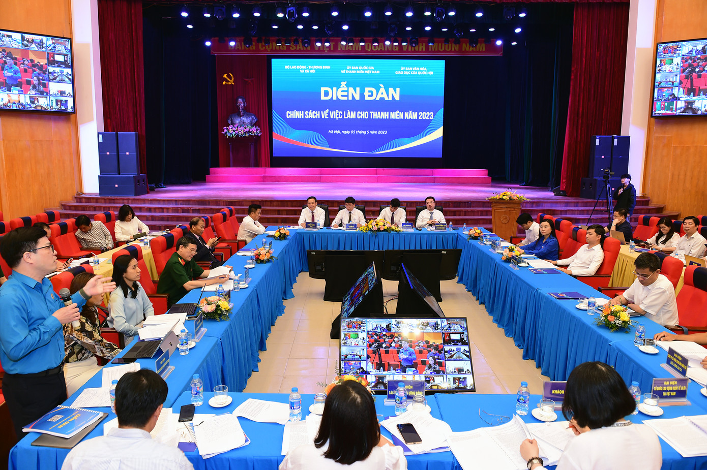 Các đại biểu trả lời câu hỏi của đoàn viên thanh niên tại Diễn đàn. Ảnh: Xuân Tùng Các đại biểu trả lời câu hỏi của đoàn viên thanh niên tại Diễn đàn. Ảnh: Xuân Tùng