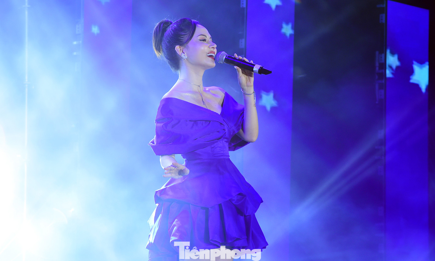 Trong đêm nhạc dành cho thanh niên công nhân tại Quảng Nam, các ca sỹ trẻ nổi tiếng, như Vũ đoàn Rio, The Nonam Band, ca sỹ Huy R, ca sỹ Ngô Lan Hương, DJ Jolie + MC Rapper Huy Danny... đã mang đến nhiều tiết mục ấn tượng dành tặng thanh niên công nhân. Ca sỹ trẻ Ngô Lan Hương thể hiện ca khúc &quot;Xin đừng lòng vòng&quot;, &quot;Anh muốn đưa em về không&quot;, Yêu đừng sợ đau&quot;. Ảnh: Xuân Tùng