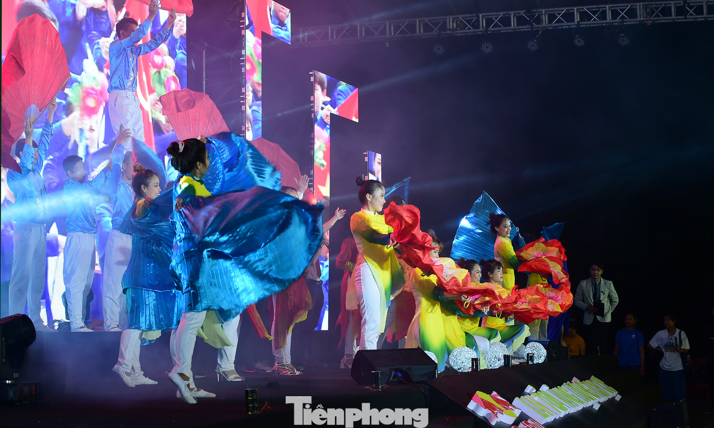 Trong đêm nhạc, khán giả còn được thưởng thức ba tiết mục đoạt giải cao nhất tại cuộc thi &quot;Tìm kiếm tài năng thanh niên công nhân&quot;. Ban Tổ chức cũng đã trao giải thưởng cho các cá nhân tham gia các trò chơi và nhóm đoạt giải trong cuộc thi “Tìm kiếm tài năng thanh niên công nhân” gồm: Giải Nhất trị giá 10 triệu đồng cùng với Giấy chứng nhận của Ban tổ chức; giải Nhì trị giá 7 triệu đồng cùng Giấy chứng nhận của Ban tổ chức; giải Ba trị giá 5 triệu đồng; giải khuyến khích trị giá 1 triệu đồng cùng Giấy chứng nhận của Ban tổ chức… Ảnh: Xuân Tùng