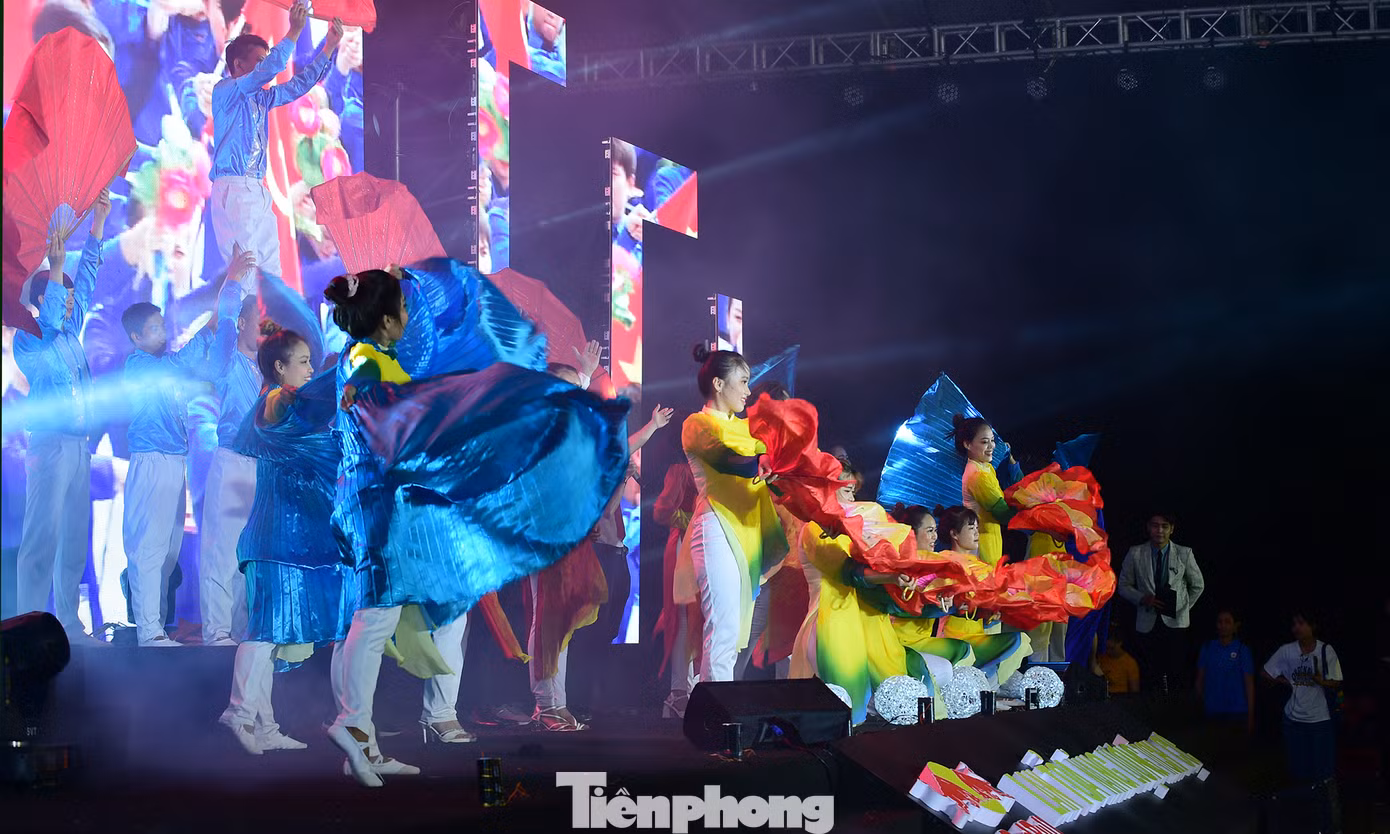 Trong đêm nhạc, khán giả còn được thưởng thức ba tiết mục đoạt giải cao nhất tại cuộc thi "Tìm kiếm tài năng thanh niên công nhân". Ban Tổ chức cũng đã trao giải thưởng cho các cá nhân tham gia các trò chơi và nhóm đoạt giải trong cuộc thi “Tìm kiếm tài năng thanh niên công nhân” gồm: Giải Nhất trị giá 10 triệu đồng cùng với Giấy chứng nhận của Ban tổ chức; giải Nhì trị giá 7 triệu đồng cùng Giấy chứng nhận của Ban tổ chức; giải Ba trị giá 5 triệu đồng; giải khuyến khích trị giá 1 triệu đồng cùng Giấy chứng nhận của Ban tổ chức… Ảnh: Xuân Tùng