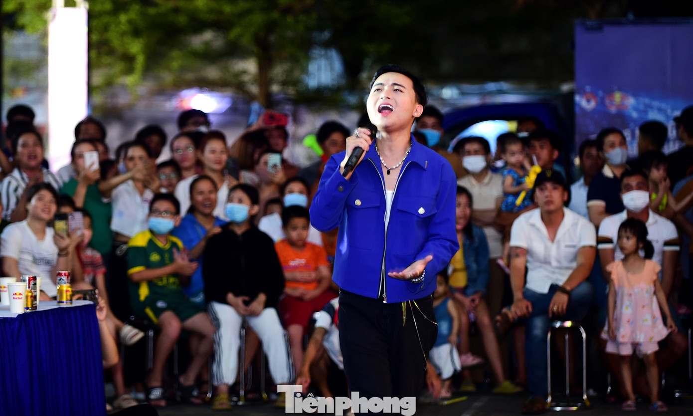 Góp mặt trong đêm nhạc, ca sỹ Huy R đã mang đến không khí sôi động với những ca khúc được nhiều khán giả yêu thích như &quot;Anh thanh niên&quot;, &quot;Cô gái M52&quot;... Ảnh: Xuân Tùng