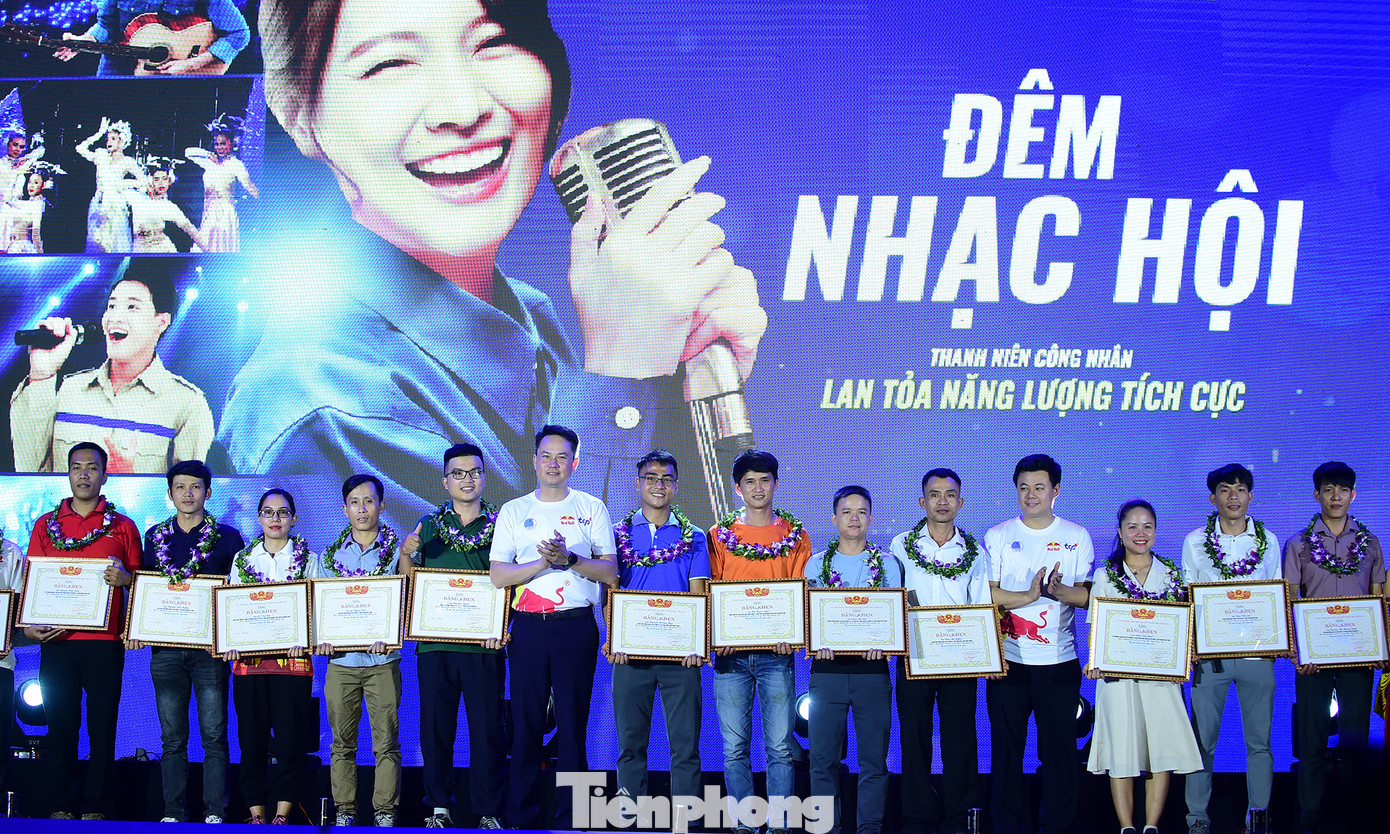 Bên cạnh đó, Tỉnh Đoàn – Hội LHTN Việt Nam tỉnh Quảng Nam đã tuyên dương 20 thanh niên công nhân tiêu biểu có thành tích xuất sắc trong lao động, sản xuất và tích cực trong các hoạt động của Đoàn, Hội. Ảnh: Xuân Tùng