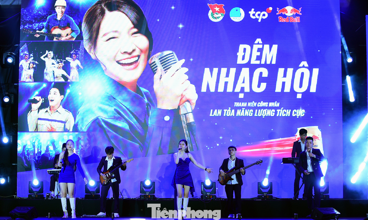 Tối 20/5, tại Khu công nghiệp Điện Nam - Điện Ngọc (thị xã Điện Bàn, tỉnh Quảng Nam) diễn ra đêm nhạc &quot;Thanh niên công nhân - Lan tỏa năng lượng tích cực&quot;. Đêm nhạc là một trong những hoạt động của Ngày hội “Thanh niên công nhân - Lan tỏa năng lượng tích cực”. Ảnh: Xuân Tùng