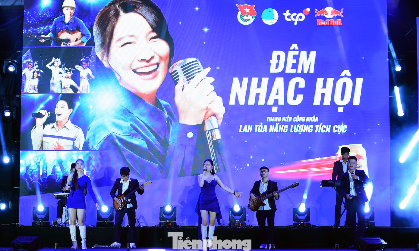 Tối 20/5, tại Khu công nghiệp Điện Nam - Điện Ngọc (thị xã Điện Bàn, tỉnh Quảng Nam) diễn ra đêm nhạc "Thanh niên công nhân - Lan tỏa năng lượng tích cực". Đêm nhạc là một trong những hoạt động của Ngày hội “Thanh niên công nhân - Lan tỏa năng lượng tích cực”. Ảnh: Xuân Tùng