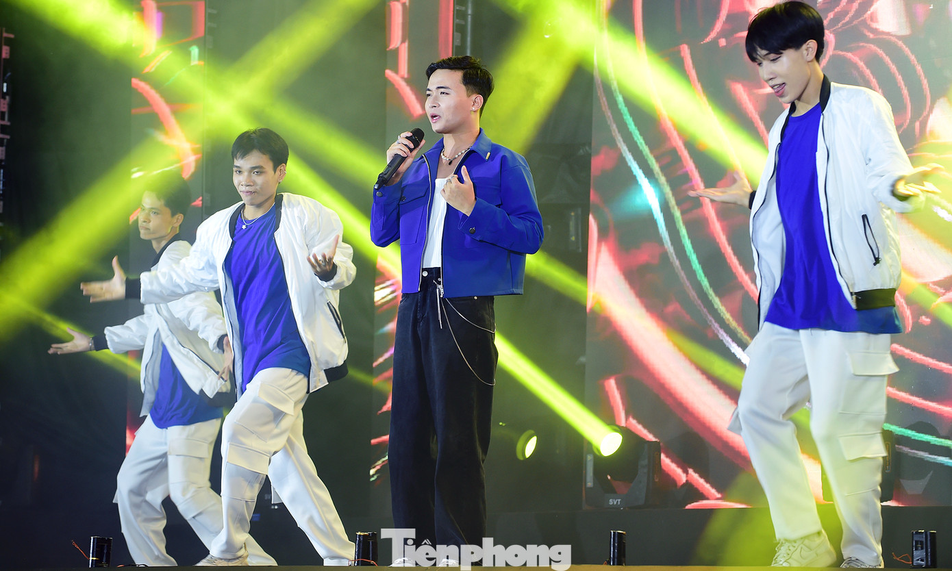 Góp mặt trong đêm nhạc, ca sỹ Huy R đã mang đến không khí sôi động với những ca khúc được nhiều khán giả yêu thích như &quot;Anh thanh niên&quot;, &quot;Cô gái M52&quot;... Ảnh: Xuân Tùng