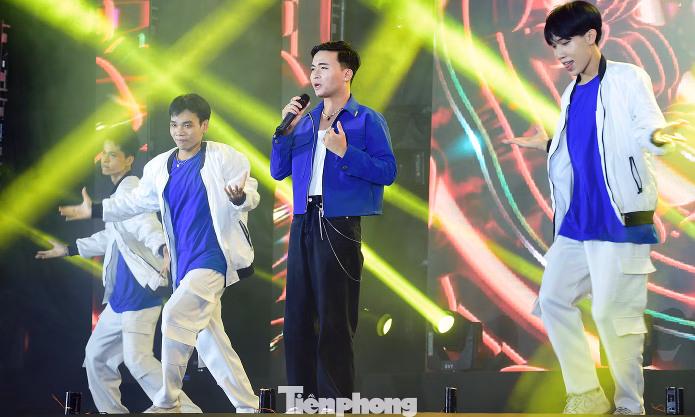 Góp mặt trong đêm nhạc, ca sỹ Huy R đã mang đến không khí sôi động với những ca khúc được nhiều khán giả yêu thích như "Anh thanh niên", "Cô gái M52"... Ảnh: Xuân Tùng