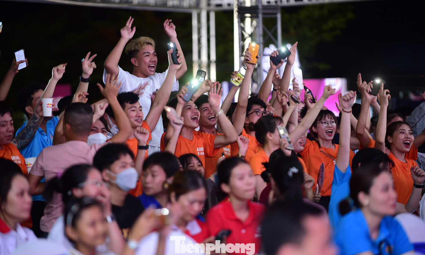 Khán giả cổ vũ sôi động các tiết mục trình diễn trong chương trình. Ảnh: Xuân Tùng