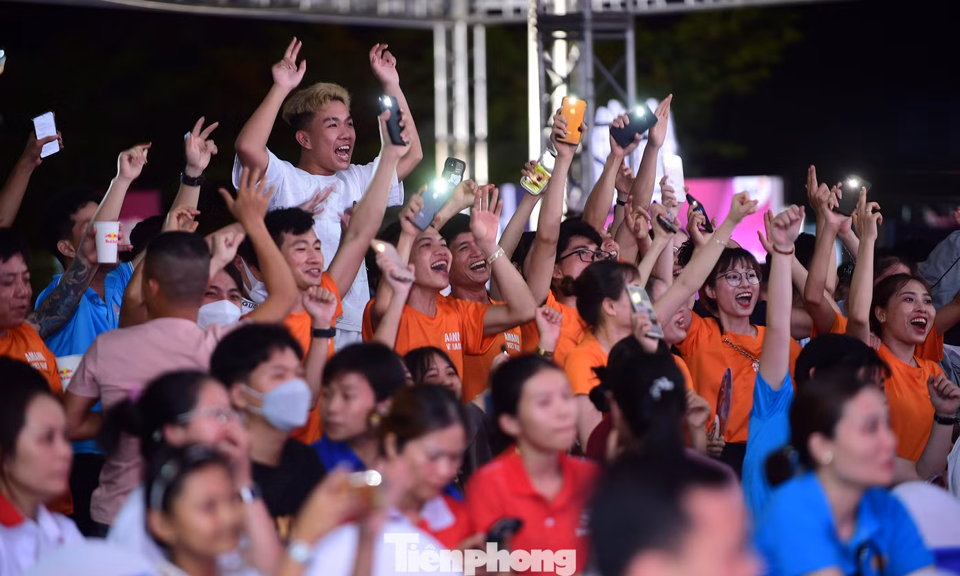 Khán giả cổ vũ sôi động các tiết mục trình diễn trong chương trình. Ảnh: Xuân Tùng