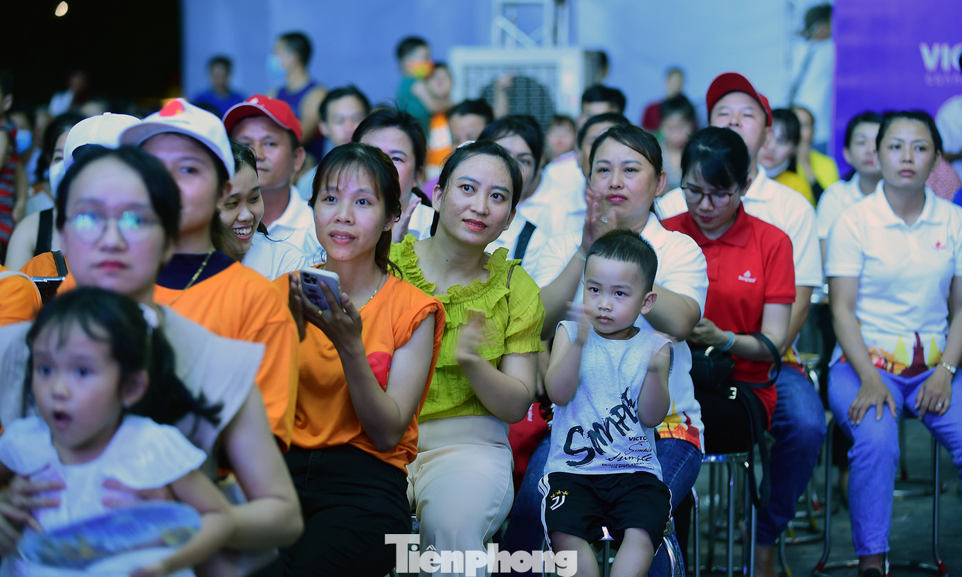 Ngày hội “Thanh niên công nhân - Lan tỏa năng lượng tích cực” do Trung ương Hội LHTN Việt Nam phối hợp Công ty TNHH TCP Việt Nam tổ chức nhằm trang bị kiến thức, kỹ năng, tạo môi trường giao lưu, cổ vũ tinh thần giúp thanh niên công nhân nâng cao hiệu suất công việc, góp phần phát triển doanh nghiệp, địa phương và đất nước. Thông qua đó, mở rộng mặt trận đoàn kết, tập hợp thanh niên, thành lập tổ chức Đoàn TNCS Hồ Chí Minh, Hội LHTN Việt Nam tại các khu công nghiệp, khu chế xuất. Ảnh: Xuân Tùng