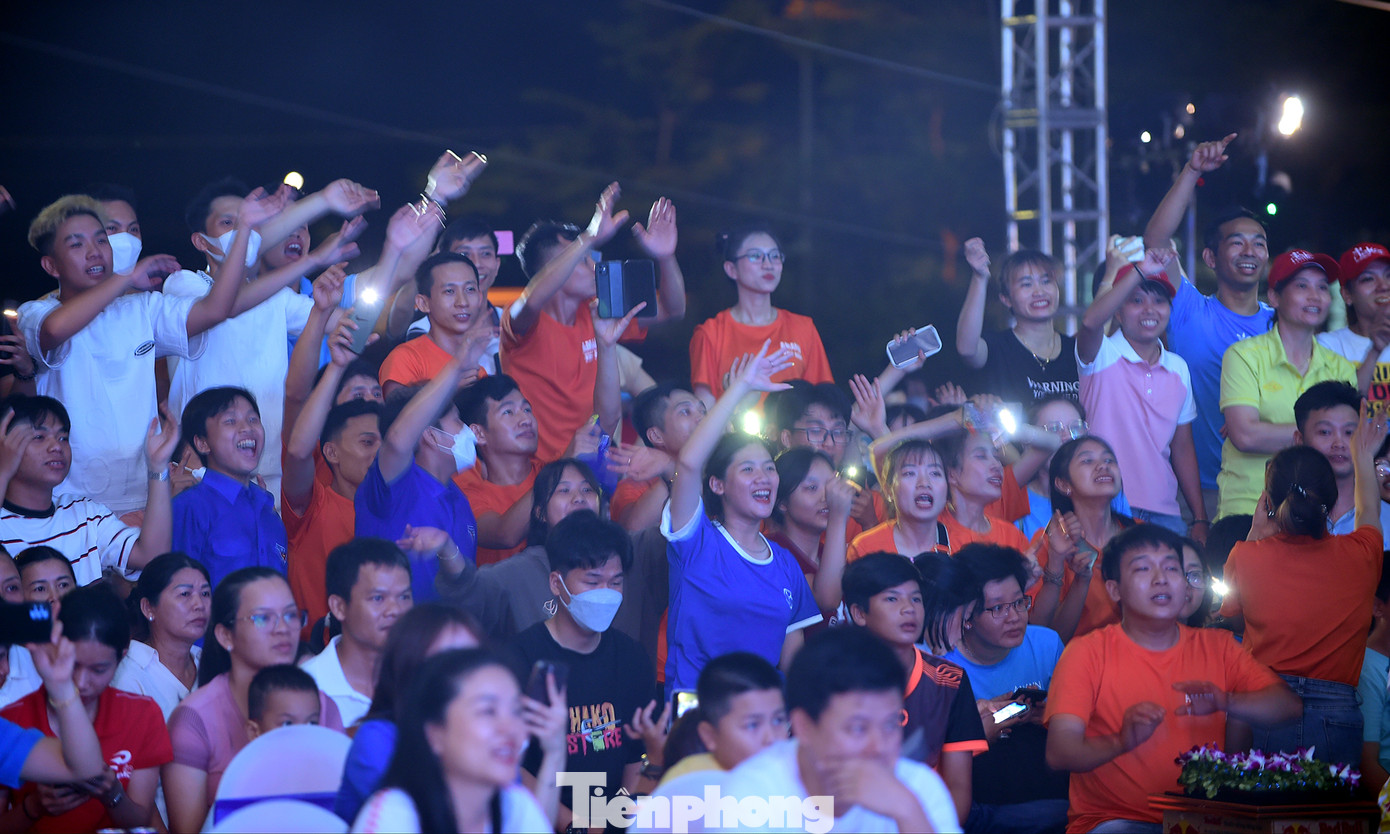 Khán giả cổ vũ sôi động các tiết mục trình diễn trong chương trình. Ảnh: Xuân Tùng