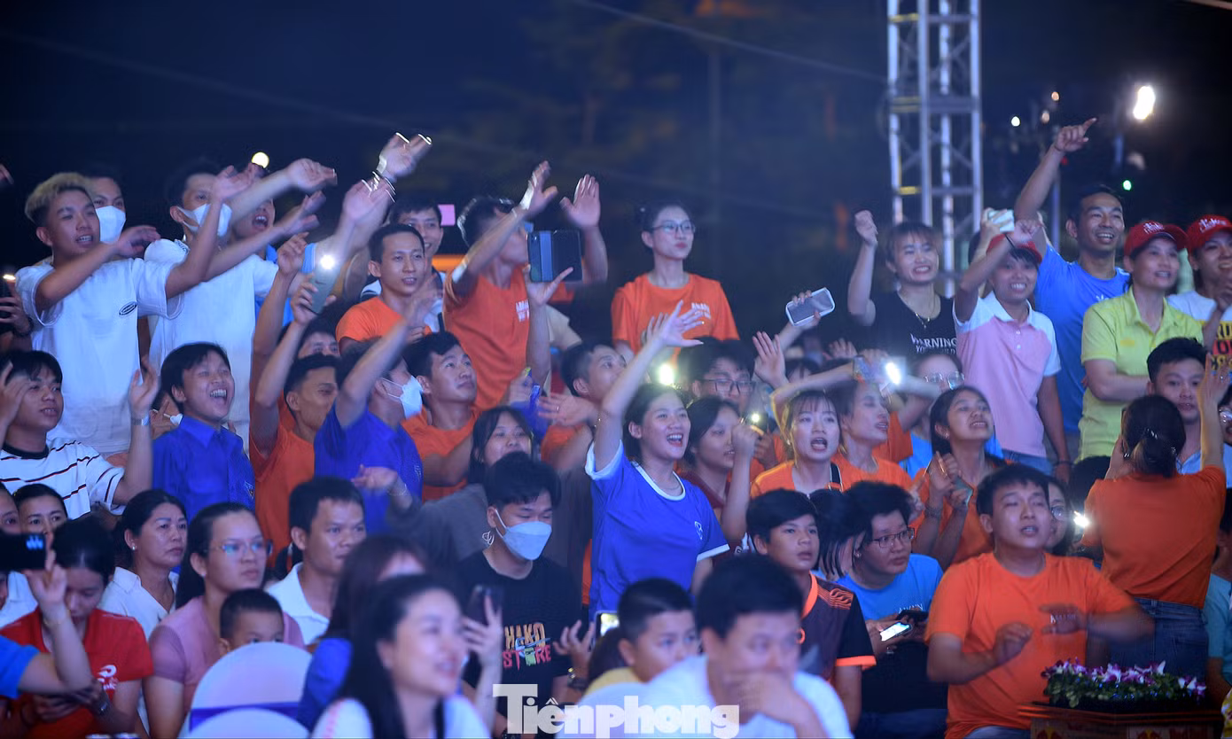 Khán giả cổ vũ sôi động các tiết mục trình diễn trong chương trình. Ảnh: Xuân Tùng