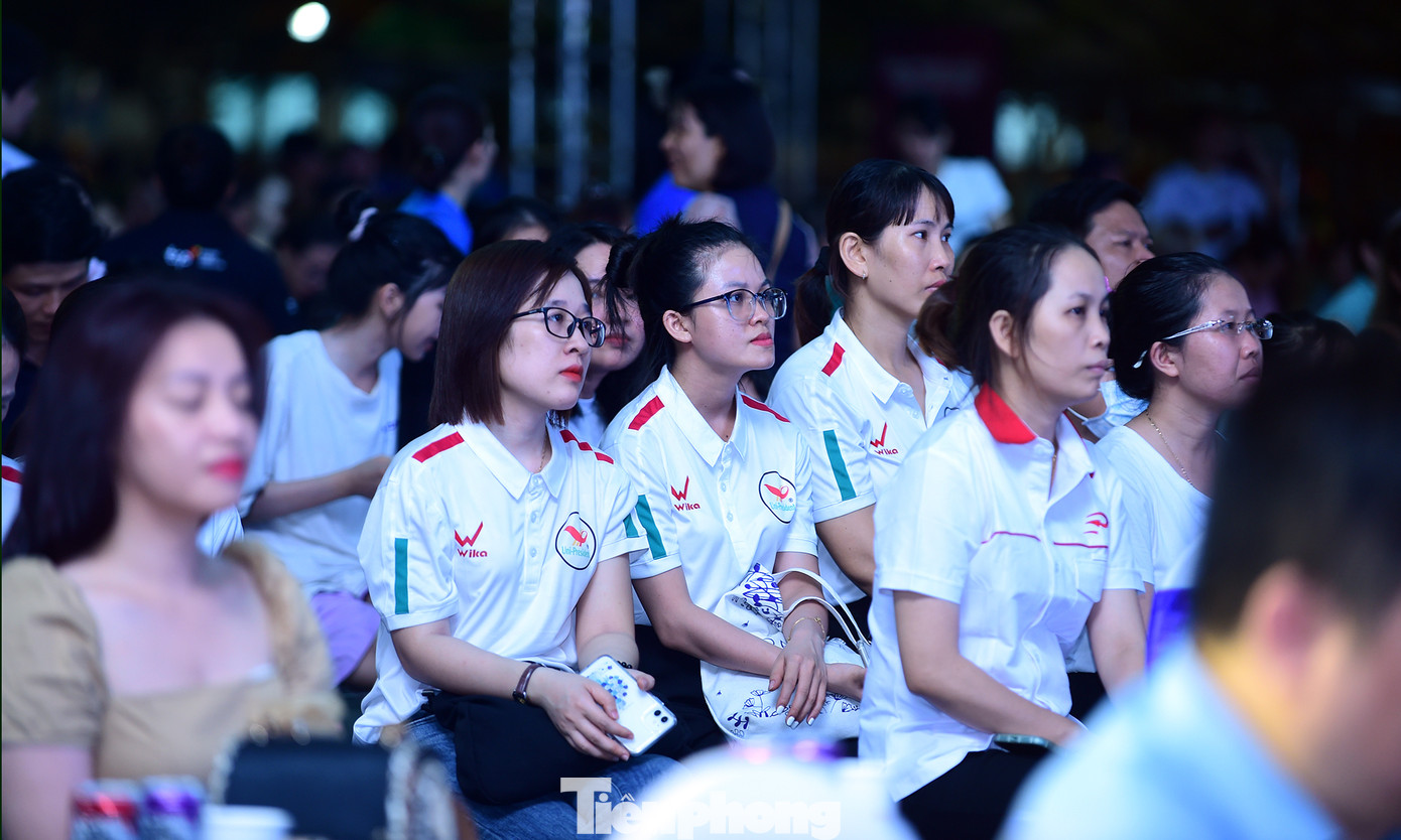 Ngày hội “Thanh niên công nhân - Lan tỏa năng lượng tích cực” do Trung ương Hội LHTN Việt Nam phối hợp Công ty TNHH TCP Việt Nam tổ chức nhằm trang bị kiến thức, kỹ năng, tạo môi trường giao lưu, cổ vũ tinh thần giúp thanh niên công nhân nâng cao hiệu suất công việc, góp phần phát triển doanh nghiệp, địa phương và đất nước. Thông qua đó, mở rộng mặt trận đoàn kết, tập hợp thanh niên, thành lập tổ chức Đoàn TNCS Hồ Chí Minh, Hội LHTN Việt Nam tại các khu công nghiệp, khu chế xuất. Ảnh: Xuân Tùng