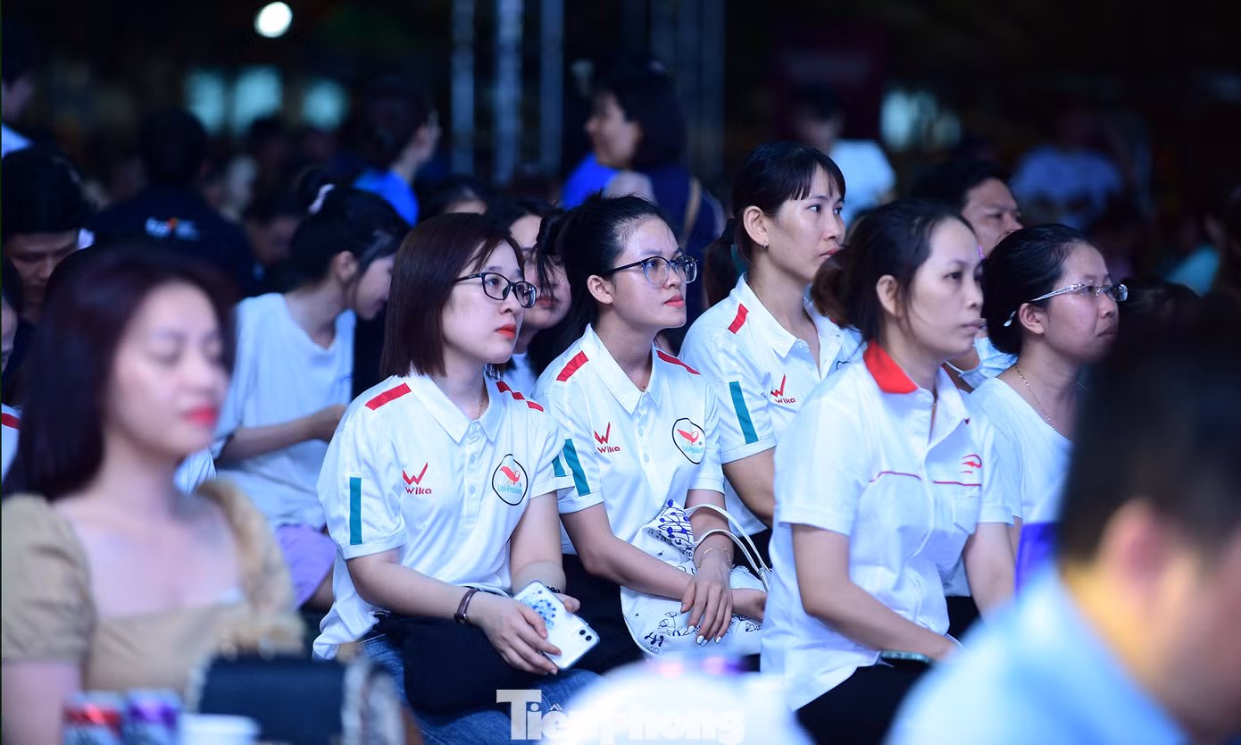 Ngày hội “Thanh niên công nhân - Lan tỏa năng lượng tích cực” do Trung ương Hội LHTN Việt Nam phối hợp Công ty TNHH TCP Việt Nam tổ chức nhằm trang bị kiến thức, kỹ năng, tạo môi trường giao lưu, cổ vũ tinh thần giúp thanh niên công nhân nâng cao hiệu suất công việc, góp phần phát triển doanh nghiệp, địa phương và đất nước. Thông qua đó, mở rộng mặt trận đoàn kết, tập hợp thanh niên, thành lập tổ chức Đoàn TNCS Hồ Chí Minh, Hội LHTN Việt Nam tại các khu công nghiệp, khu chế xuất. Ảnh: Xuân Tùng