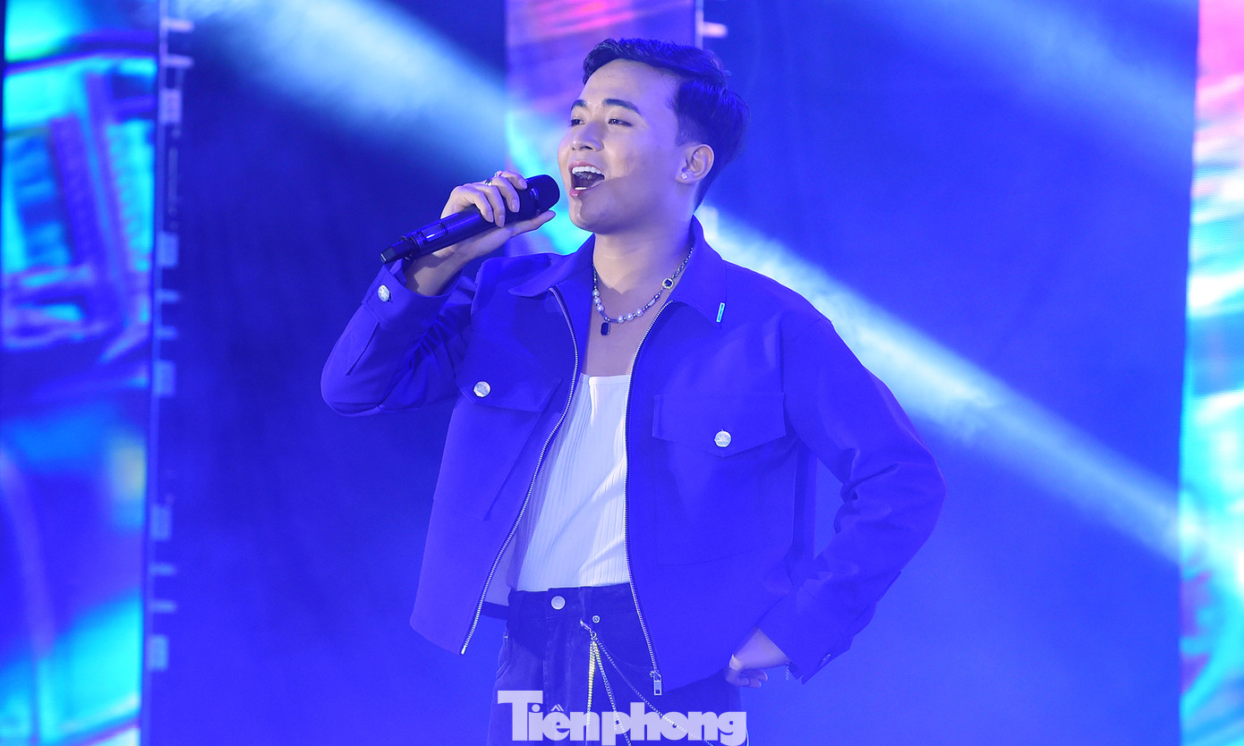 Góp mặt trong đêm nhạc, ca sỹ Huy R đã mang đến không khí sôi động với những ca khúc được nhiều khán giả yêu thích như &quot;Anh thanh niên&quot;, &quot;Cô gái M52&quot;... Ảnh: Xuân Tùng