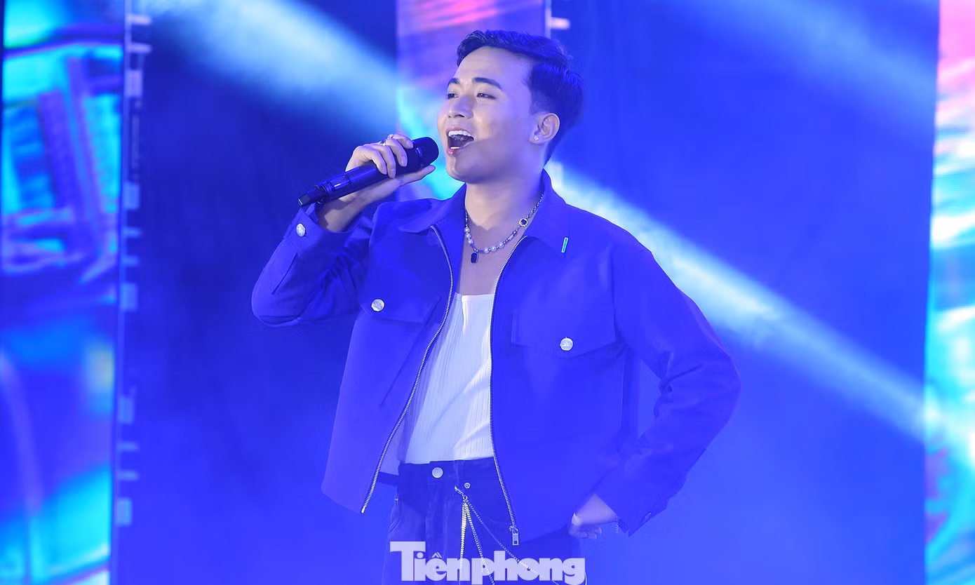 Góp mặt trong đêm nhạc, ca sỹ Huy R đã mang đến không khí sôi động với những ca khúc được nhiều khán giả yêu thích như "Anh thanh niên", "Cô gái M52"... Ảnh: Xuân Tùng