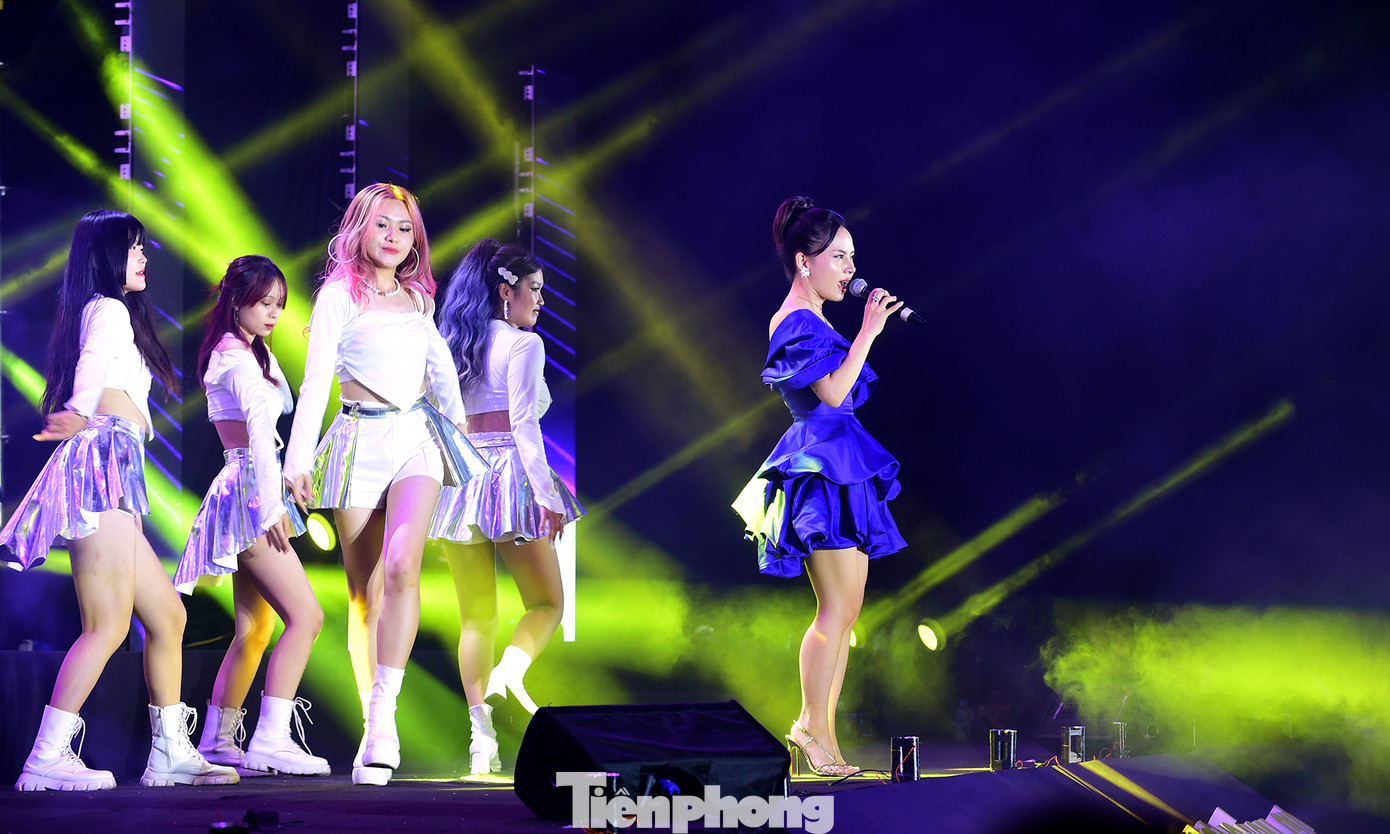 Trong đêm nhạc dành cho thanh niên công nhân tại Quảng Nam, các ca sỹ trẻ nổi tiếng, như Vũ đoàn Rio, The Nonam Band, ca sỹ Huy R, ca sỹ Ngô Lan Hương, DJ Jolie + MC Rapper Huy Danny... đã mang đến nhiều tiết mục ấn tượng dành tặng thanh niên công nhân. Ca sỹ trẻ Ngô Lan Hương thể hiện ca khúc &quot;Xin đừng lòng vòng&quot;, &quot;Anh muốn đưa em về không&quot;, Yêu đừng sợ đau&quot;. Ảnh: Xuân Tùng