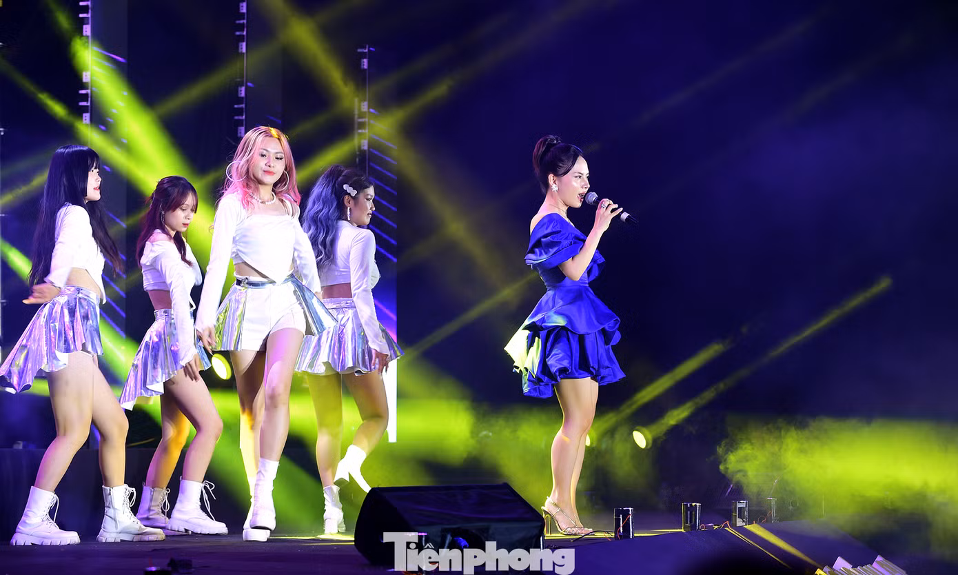 Trong đêm nhạc dành cho thanh niên công nhân tại Quảng Nam, các ca sỹ trẻ nổi tiếng, như Vũ đoàn Rio, The Nonam Band, ca sỹ Huy R, ca sỹ Ngô Lan Hương, DJ Jolie + MC Rapper Huy Danny... đã mang đến nhiều tiết mục ấn tượng dành tặng thanh niên công nhân. Ca sỹ trẻ Ngô Lan Hương thể hiện ca khúc "Xin đừng lòng vòng", "Anh muốn đưa em về không", Yêu đừng sợ đau". Ảnh: Xuân Tùng