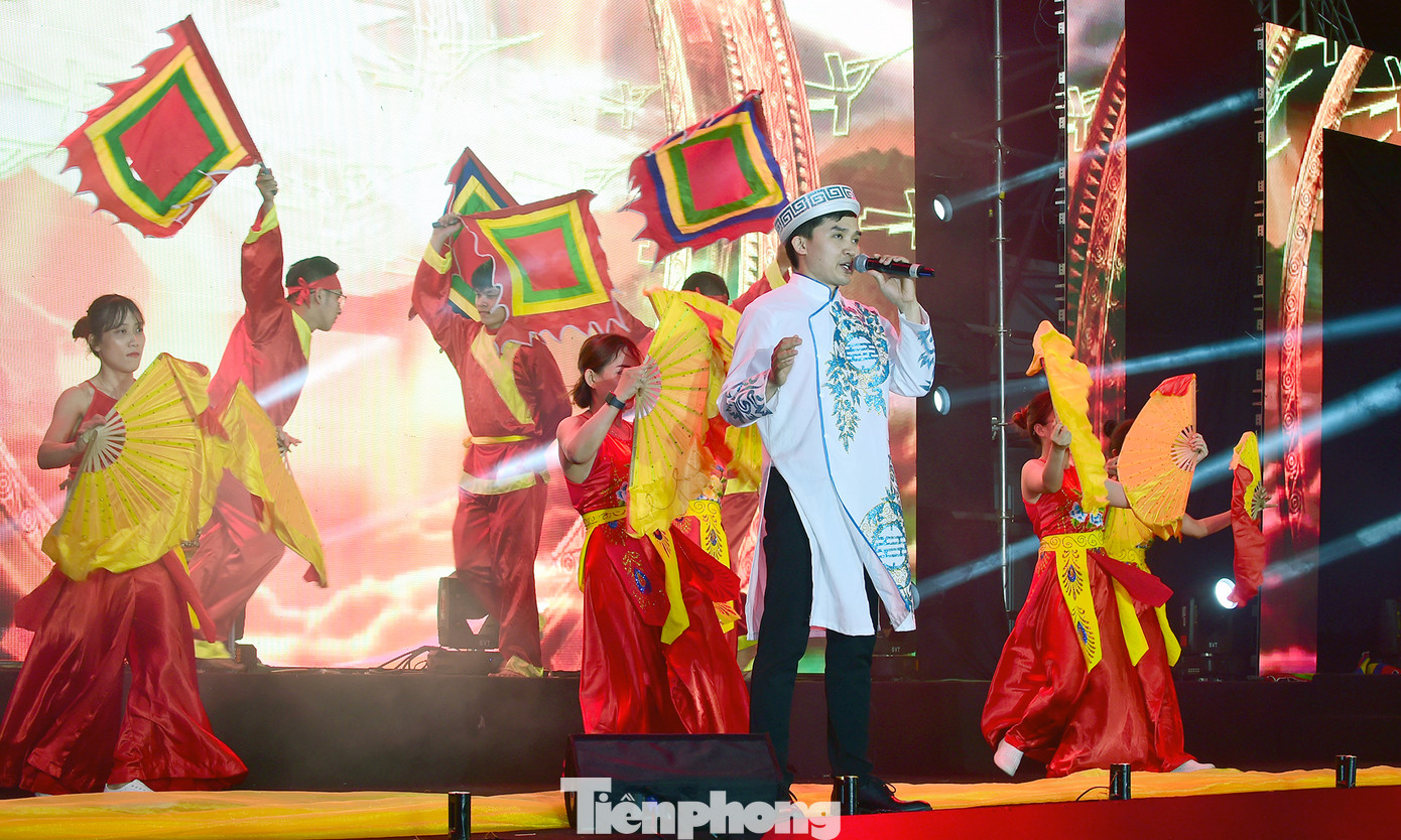 Trong đêm nhạc, khán giả còn được thưởng thức ba tiết mục đoạt giải cao nhất tại cuộc thi &quot;Tìm kiếm tài năng thanh niên công nhân&quot;. Ban Tổ chức cũng đã trao giải thưởng cho các cá nhân tham gia các trò chơi và nhóm đoạt giải trong cuộc thi “Tìm kiếm tài năng thanh niên công nhân” gồm: Giải Nhất trị giá 10 triệu đồng cùng với Giấy chứng nhận của Ban tổ chức; giải Nhì trị giá 7 triệu đồng cùng Giấy chứng nhận của Ban tổ chức; giải Ba trị giá 5 triệu đồng; giải khuyến khích trị giá 1 triệu đồng cùng Giấy chứng nhận của Ban tổ chức… Ảnh: Xuân Tùng