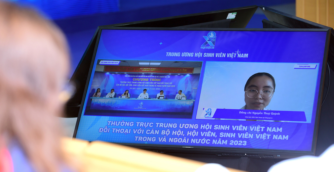 Trao đổi ý kiến, góp ý trong chương trình có đại diện sinh viên ở nhiều điểm cầu trong và ngoài nước. Ảnh: Xuân Tùng