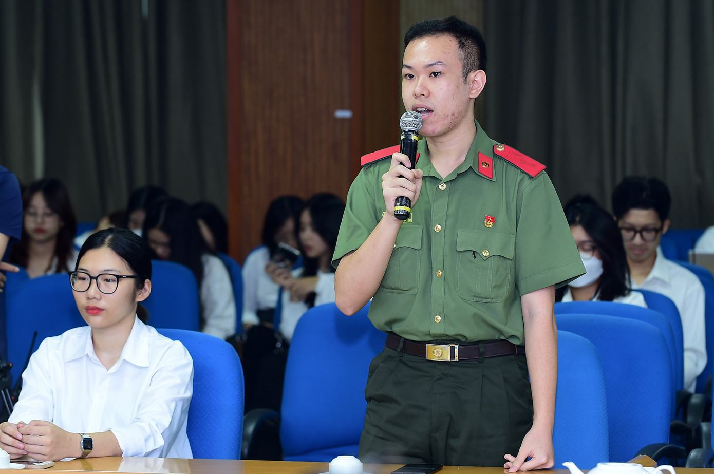 Đại biểu sinh viên tài năng bày tỏ kiến nghị, đề xuất tại chương trình. Ảnh: Xuân Tùng