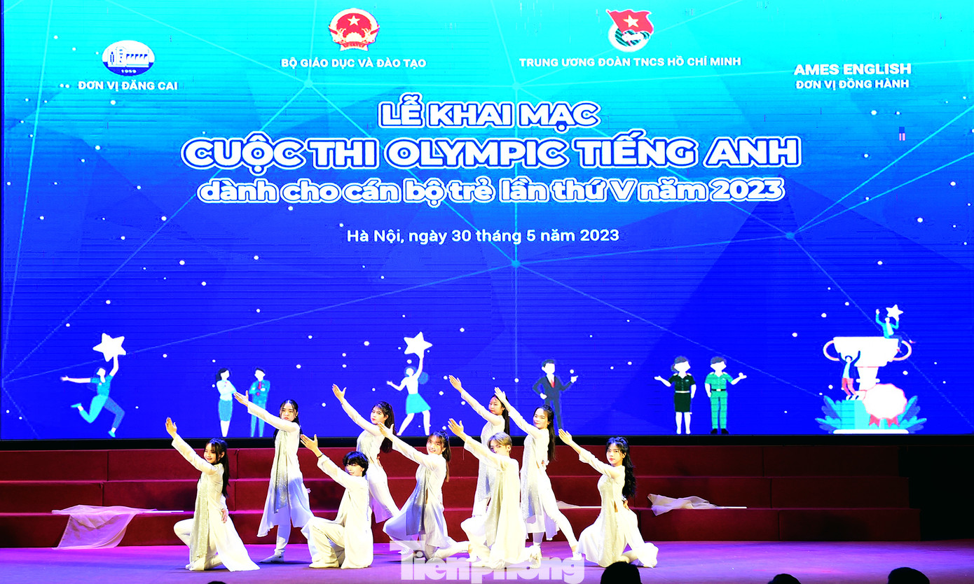 Tiết mục văn nghệ mở màn lễ khai mạc. Ảnh: Xuân Tùng