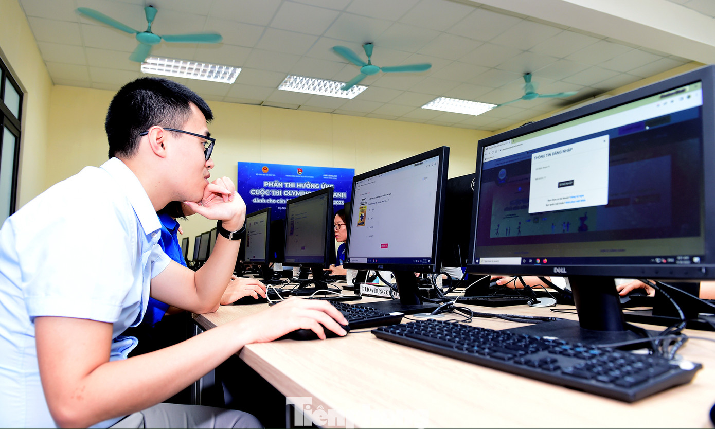 Các thí sinh tham gia thi hưởng ứng. Ảnh: Xuân Tùng