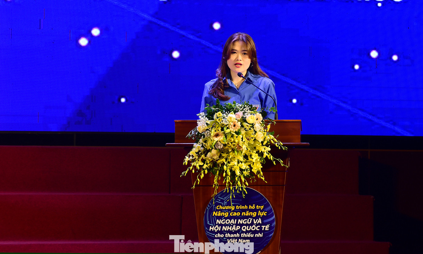 Thí sinh Lê Anh Thư đại diện các thí sinh tham dự cuộc thi, phát biểu hưởng ứng: &quot;Chúng tôi sẽ trung thực, nỗ lực hết mình để đạt kết quả cao nhất, đồng thời sẽ là những “đại sứ” chia sẻ và lan toả cuộc thi đến bạn bè, đồng nghiệp, những người đang học tập và sử dụng tiếng Anh tạo không khí tích cực, sôi nổi trên toàn thành phố&quot;. Ảnh: Xuân Tùng