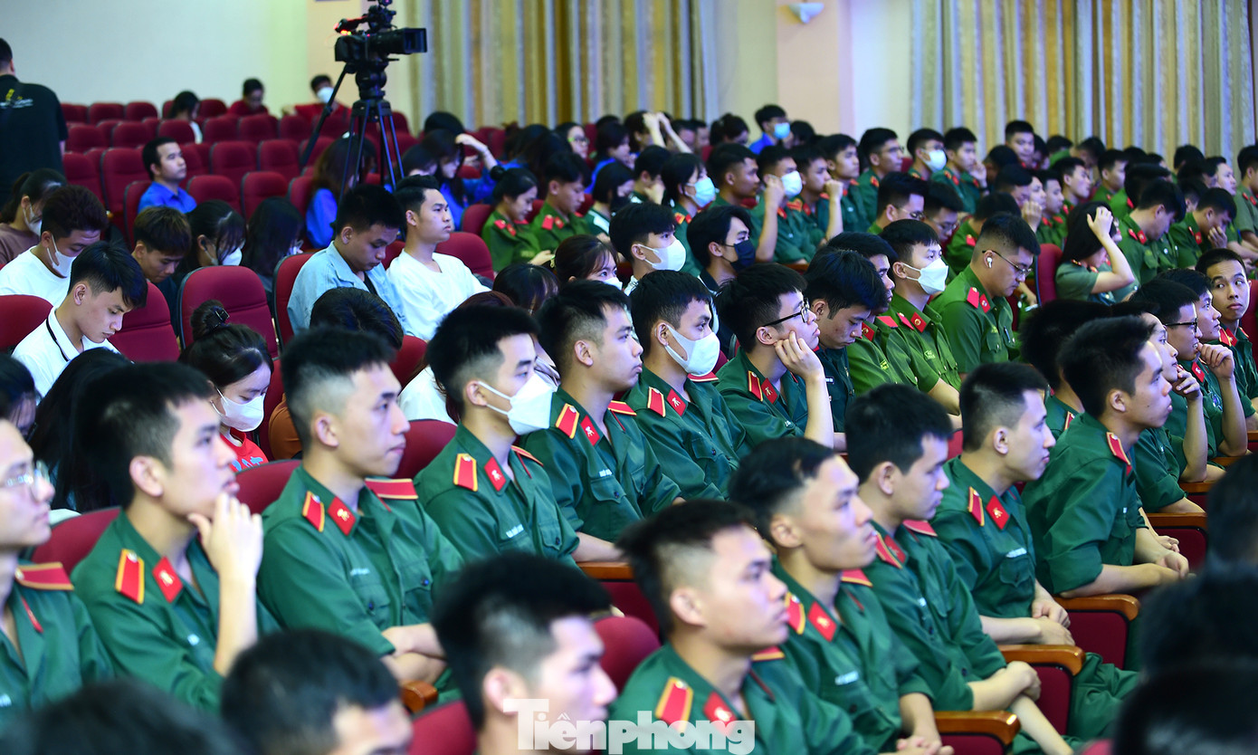 Đông đảo cán bộ, đoàn viên thanh niên tham dự lễ khai mạc