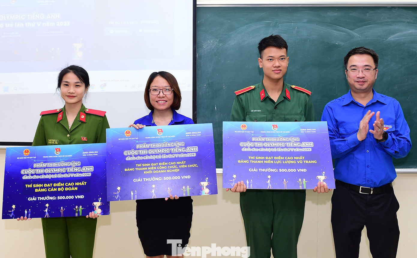 Bí thư T.Ư Đoàn Nguyễn Tường Lâm trao thưởng ba thí sinh thi hưởng ứng có thành tích tốt nhất ở bảng đối tượng. Ảnh: Xuân Tùng