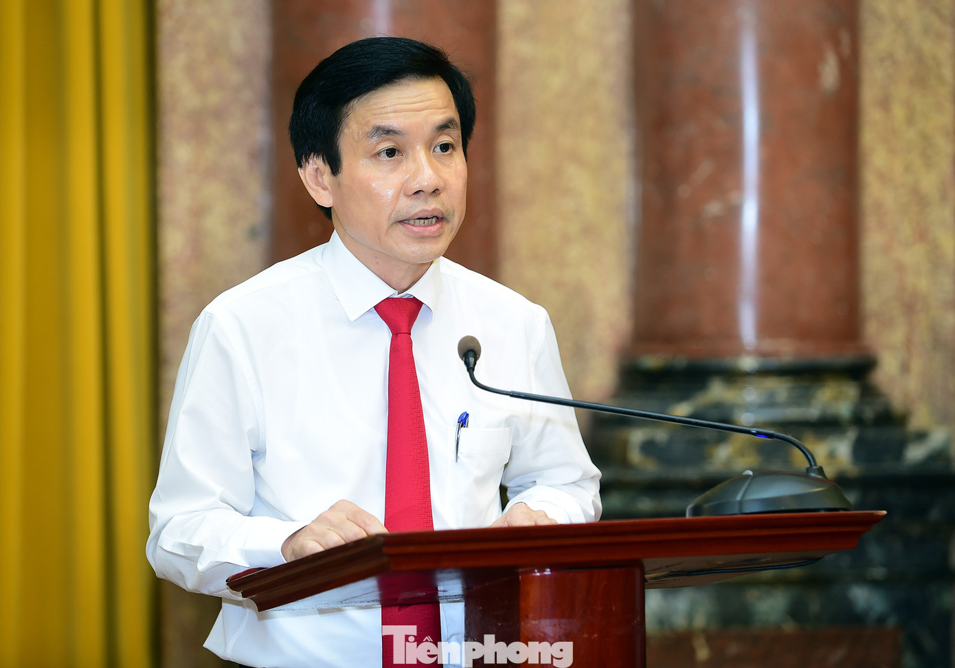 Ông Nguyễn Quang Trường, Phó Bí thư Đảng ủy Khối các cơ quan T.Ư báo cáo kết quả thực hiện học tập và làm theo lời Bác trong tuổi trẻ Khối các cơ quan T.Ư. Ảnh: Xuân Tùng