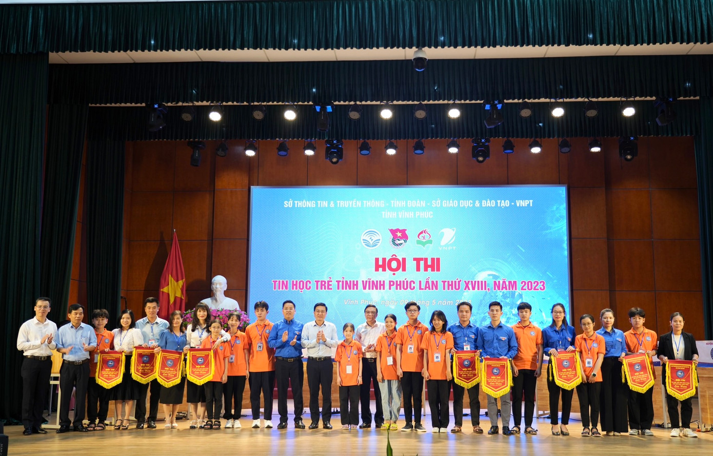 Ban Tổ chức trao cờ lưu niệm đến các đội thi. Ảnh: BTC