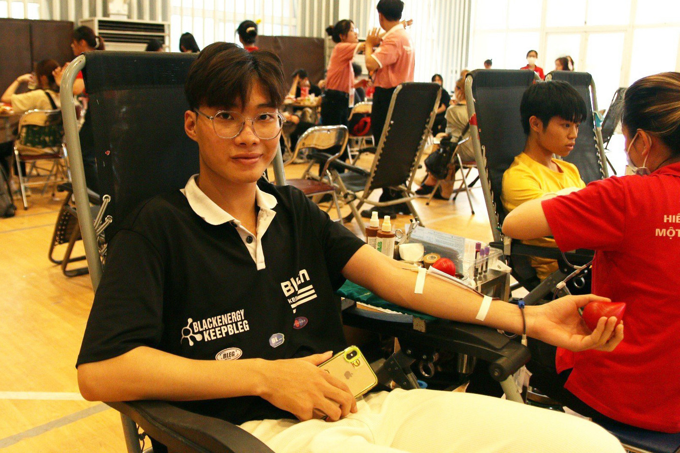 Bạn Nguyễn Xuân Hiến hiến máu tại chương trình. Ảnh: Lê Duy Long