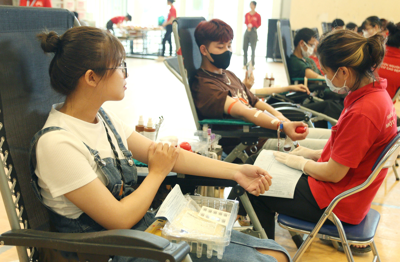 Đông đảo sinh viên tham gia hiến máu cứu người. Ảnh: Lê Duy Long