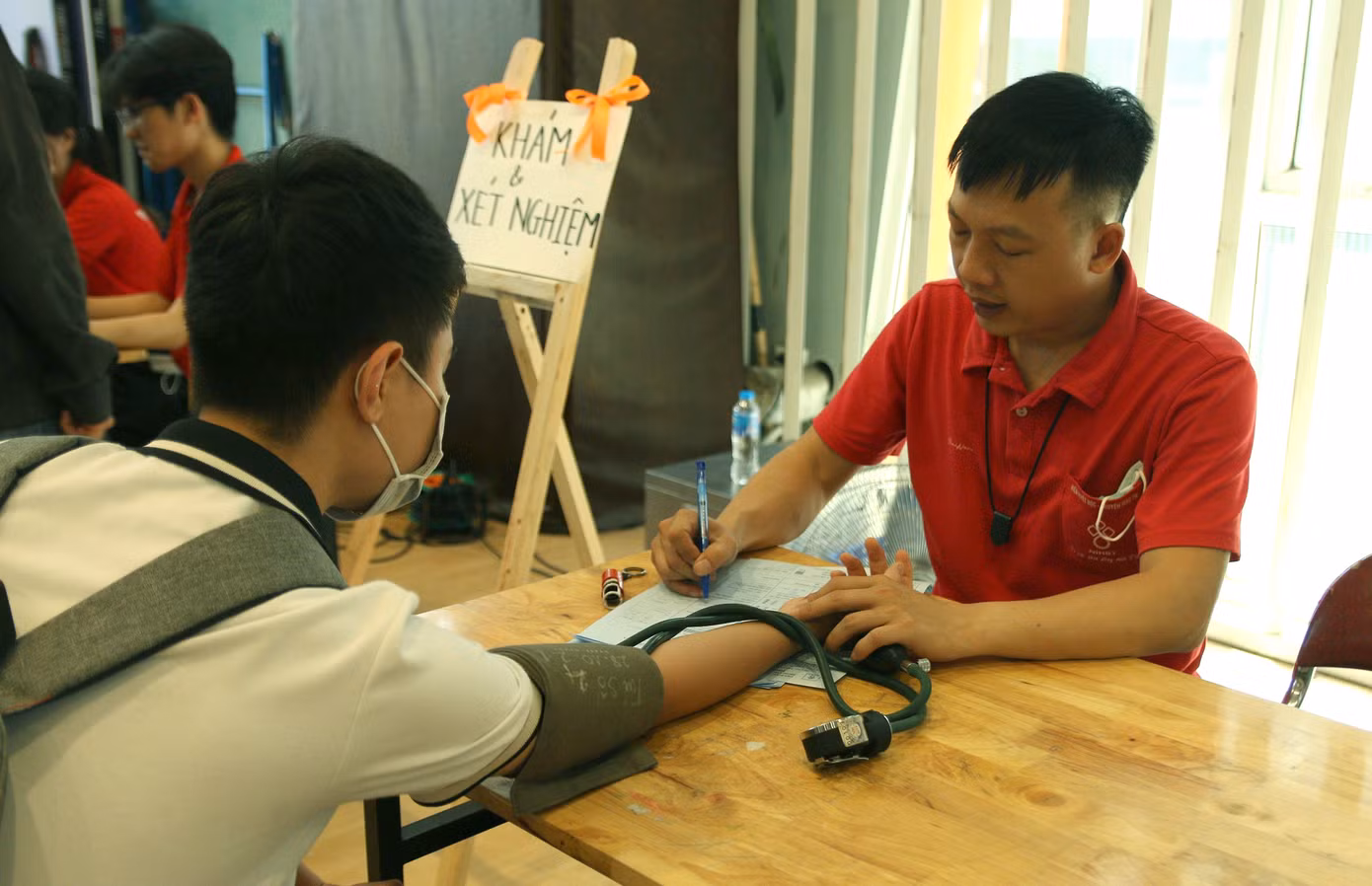 Sinh viên kiểm tra sức khỏe tham gia hiến máu tại chương trình. Ảnh: Lê Duy Long Sinh viên kiểm tra sức khỏe tham gia hiến máu tại chương trình. Ảnh: Lê Duy Long
