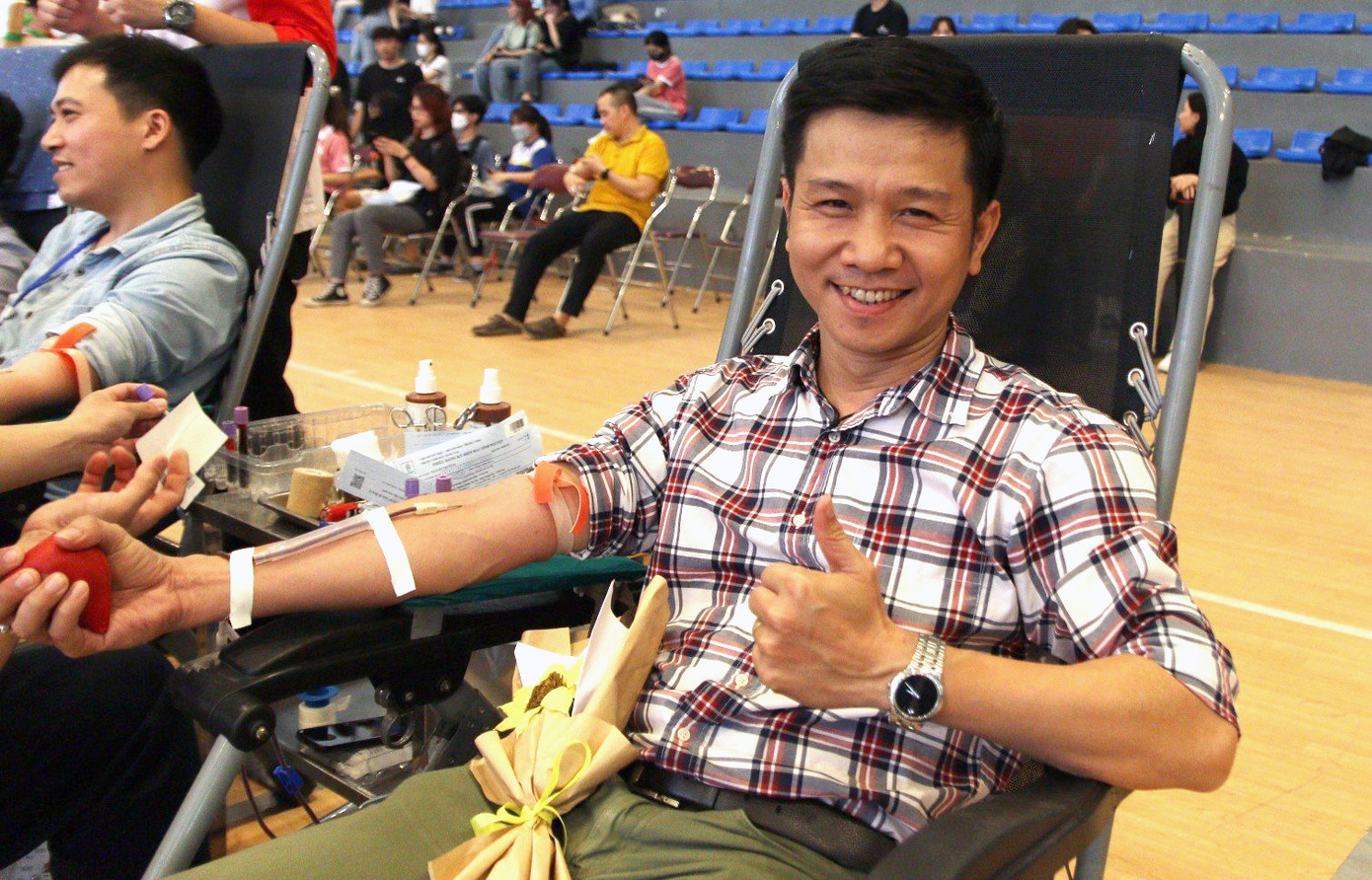 Anh Nguyễn Chí Dũng hiến máu tại chương trình. Ảnh: Lê Duy Long