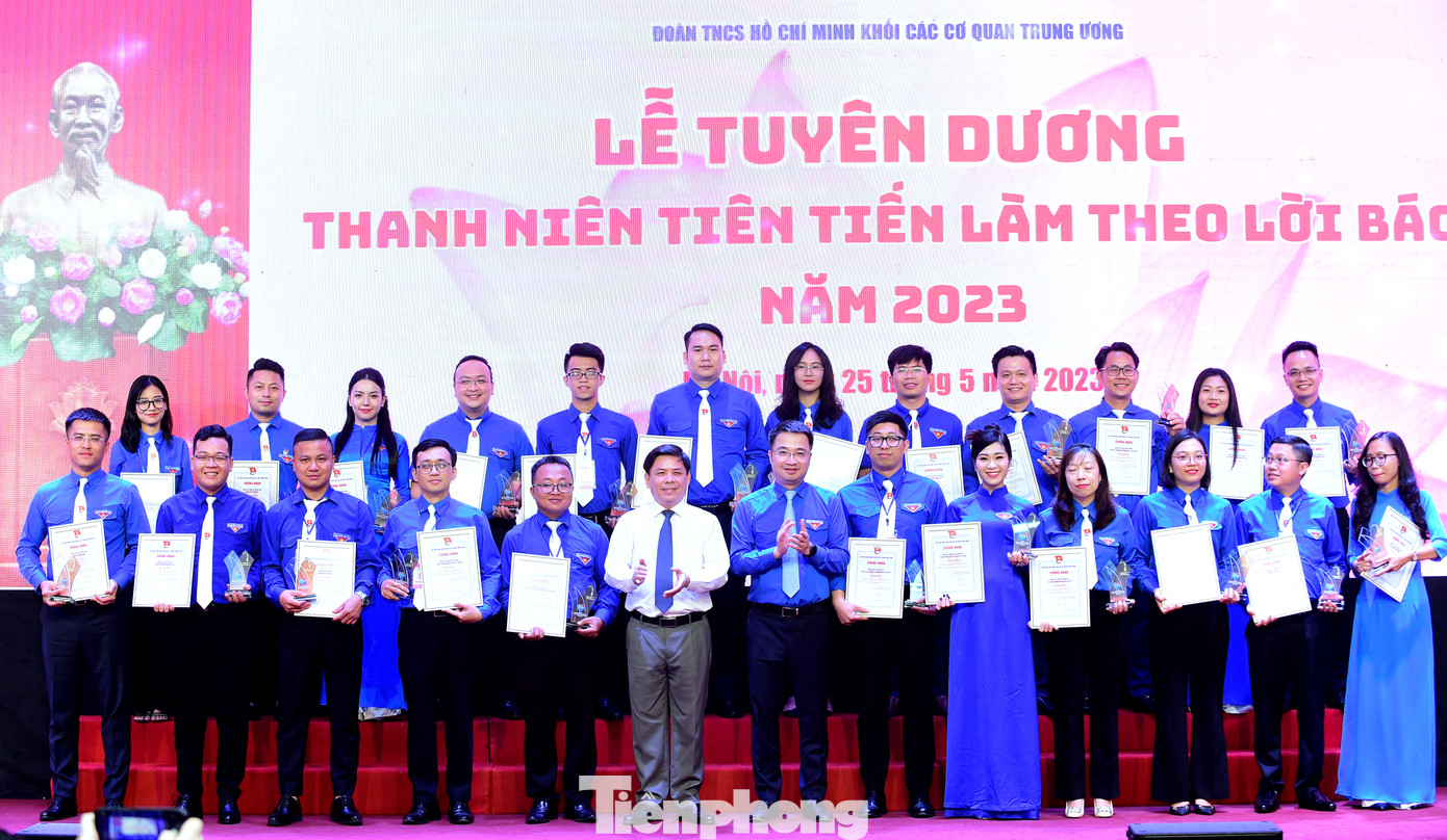 Bí thư Đảng ủy Khối Các cơ quan T.Ư Nguyễn Văn Thể và Bí thư T.Ư Đoàn Nguyễn Tường Lâm trao khen thưởng các gương tại lễ tuyên dương. Ảnh: Xuân Tùng