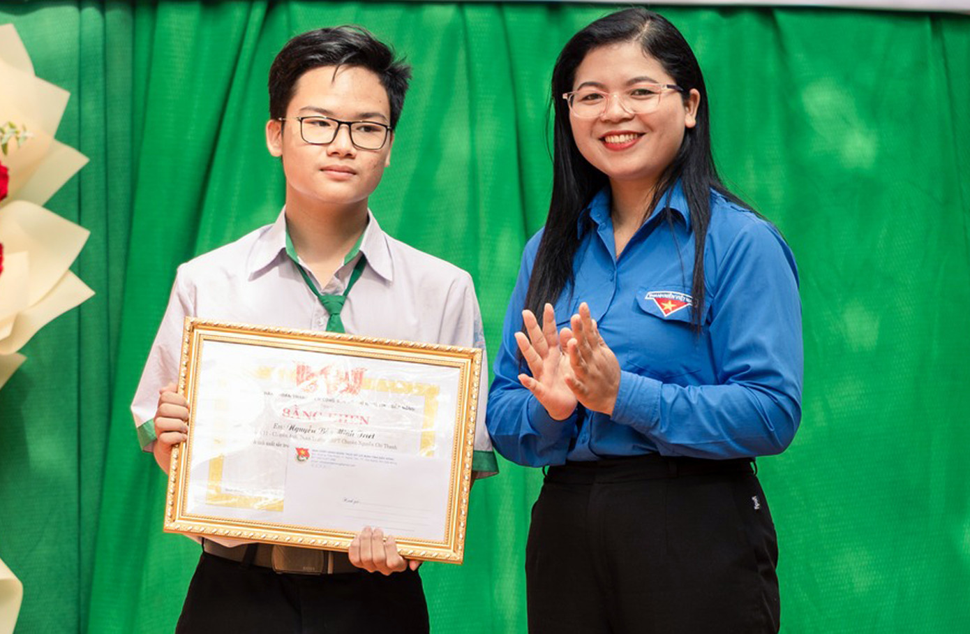 Chị H'Hông - Phó Bí thư Tỉnh Đoàn, Chủ tịch Hội đồng Đội tỉnh Đắk Nông trao Bằng khen của Tỉnh Đoàn tặng nam sinh Nguyễn Bảo Minh Triết. Chị H'Hông - Phó Bí thư Tỉnh Đoàn, Chủ tịch Hội đồng Đội tỉnh Đắk Nông trao Bằng khen của Tỉnh Đoàn tặng nam sinh Nguyễn Bảo Minh Triết.