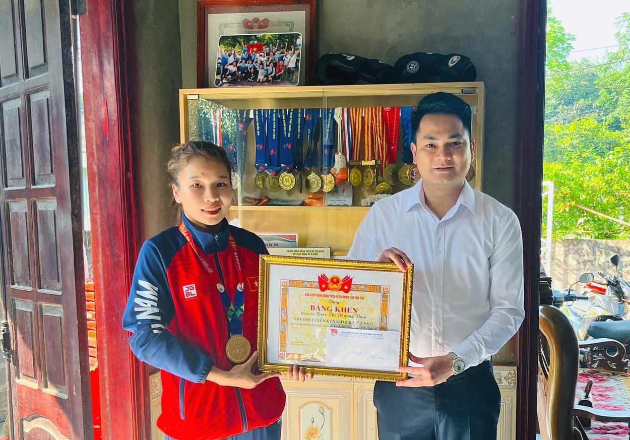 Anh Nguyễn Văn Kỳ trao Bằng khen tặng vận động viên Triệu Thị Phương Thủy bên góc thành tích trong các giải đấu trong và ngoài nước. Anh Nguyễn Văn Kỳ trao Bằng khen tặng vận động viên Triệu Thị Phương Thủy bên góc thành tích trong các giải đấu trong và ngoài nước.