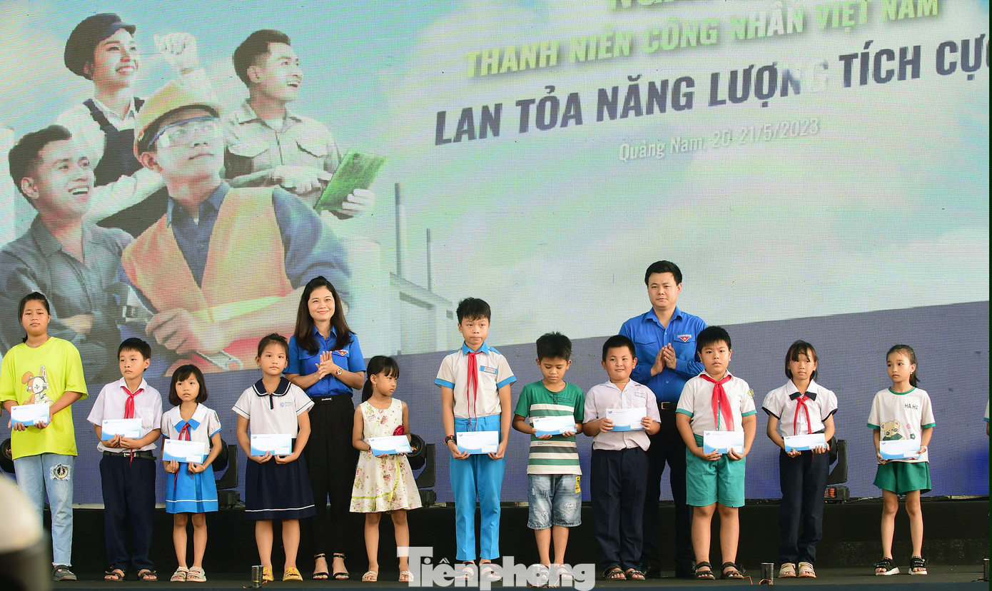 Nhiều phần quà tặng thanh niên công nhân, con em thanh niên công nhân tại ngày hội. Ảnh: Xuân Tùng Nhiều phần quà tặng thanh niên công nhân, con em thanh niên công nhân tại ngày hội. Ảnh: Xuân Tùng