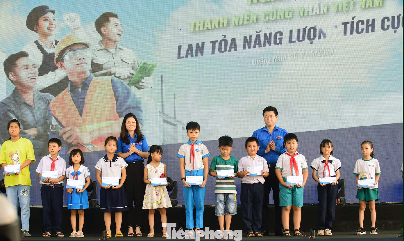 Nhiều phần quà tặng thanh niên công nhân, con em thanh niên công nhân tại ngày hội. Ảnh: Xuân Tùng