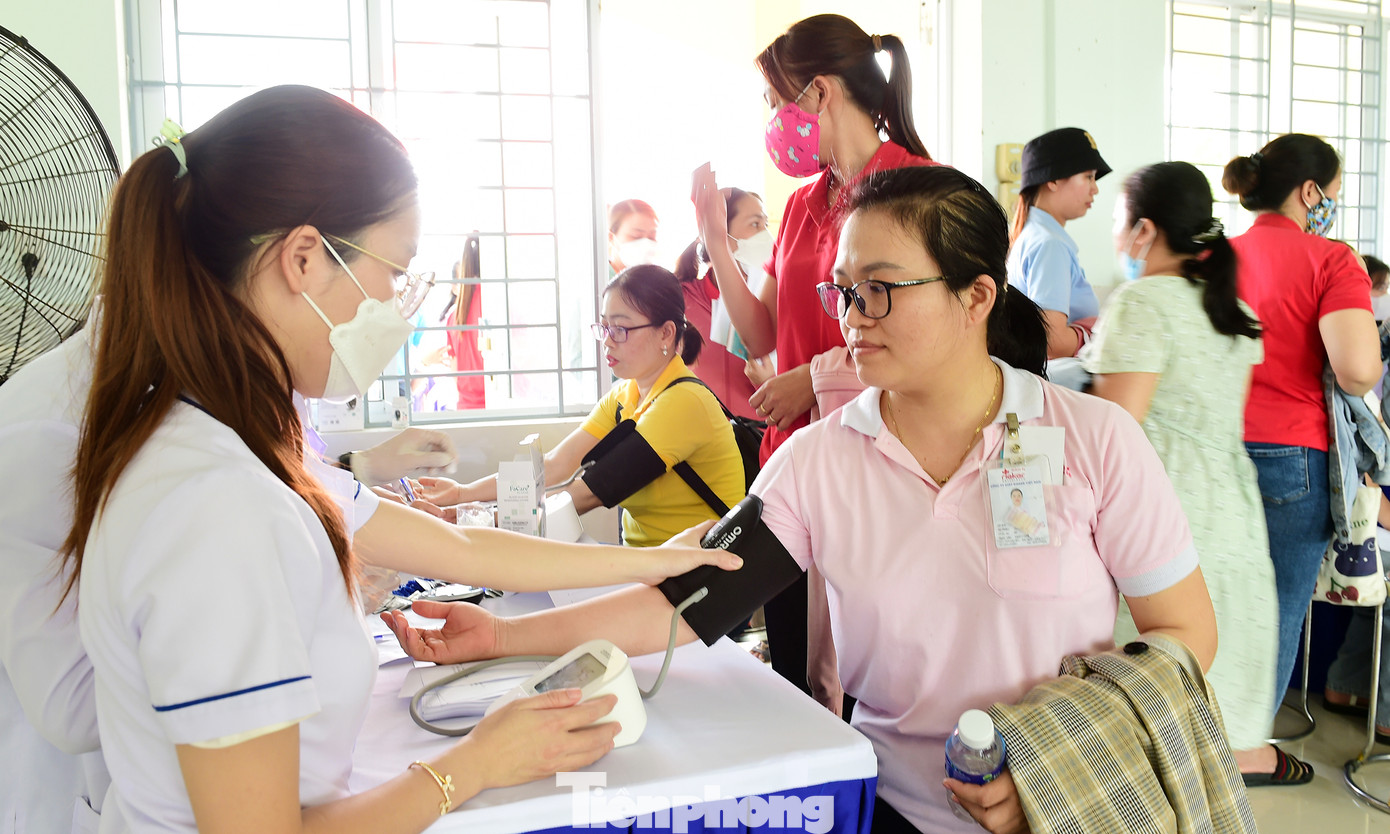 Các thầy thuốc trẻ khám bệnh, tư vấn sức khỏe thanh niên công nhân. Ảnh: Xuân Tùng Các thầy thuốc trẻ khám bệnh, tư vấn sức khỏe thanh niên công nhân. Ảnh: Xuân Tùng